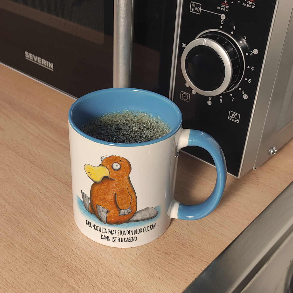 Nur noch ein paar Stunden blöd gucken, dann ist Feierabend Kaffeebecher mit Schnabeltier