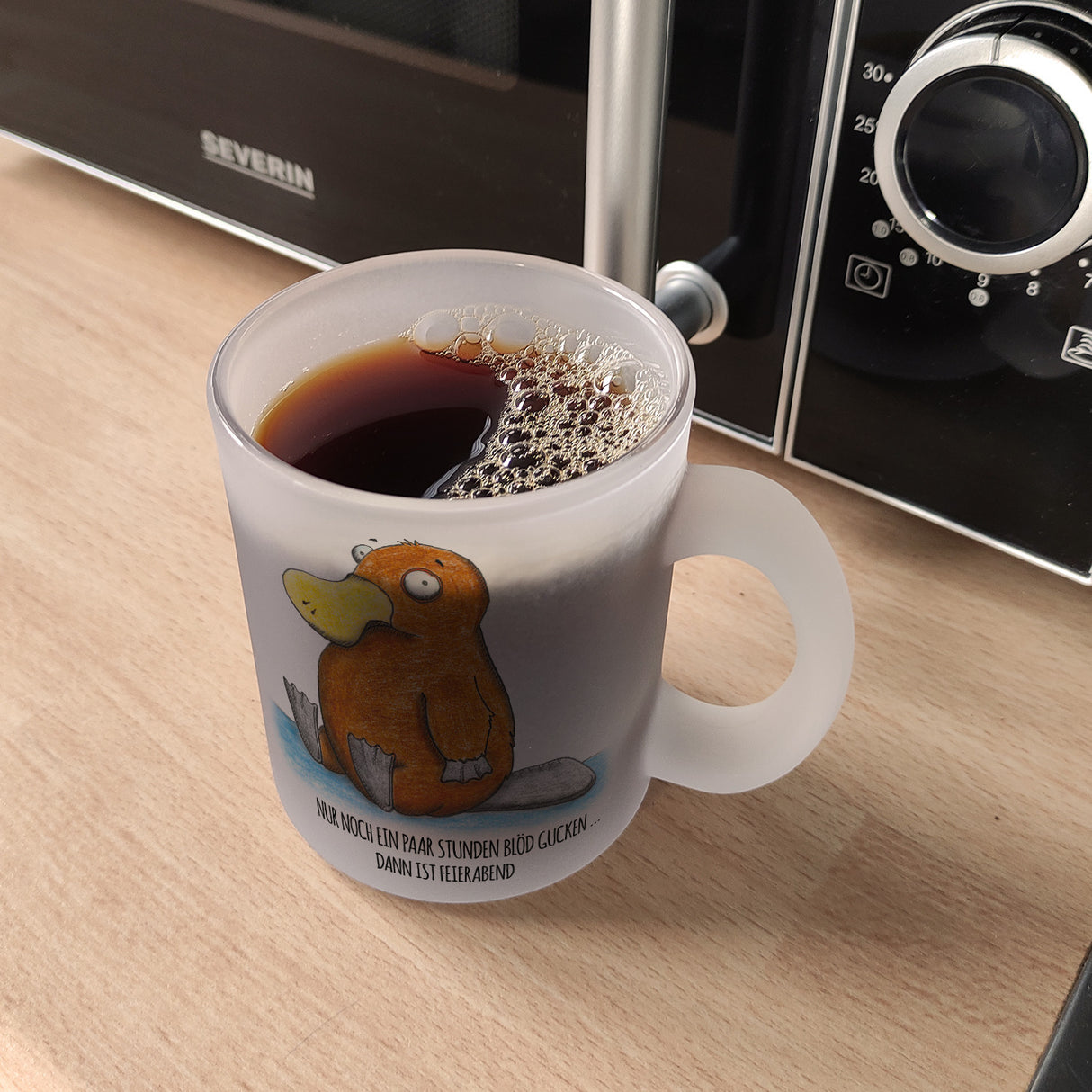 Nur noch ein paar Stunden blöd gucken, dann ist Feierabend Kaffeebecher mit Schnabeltier