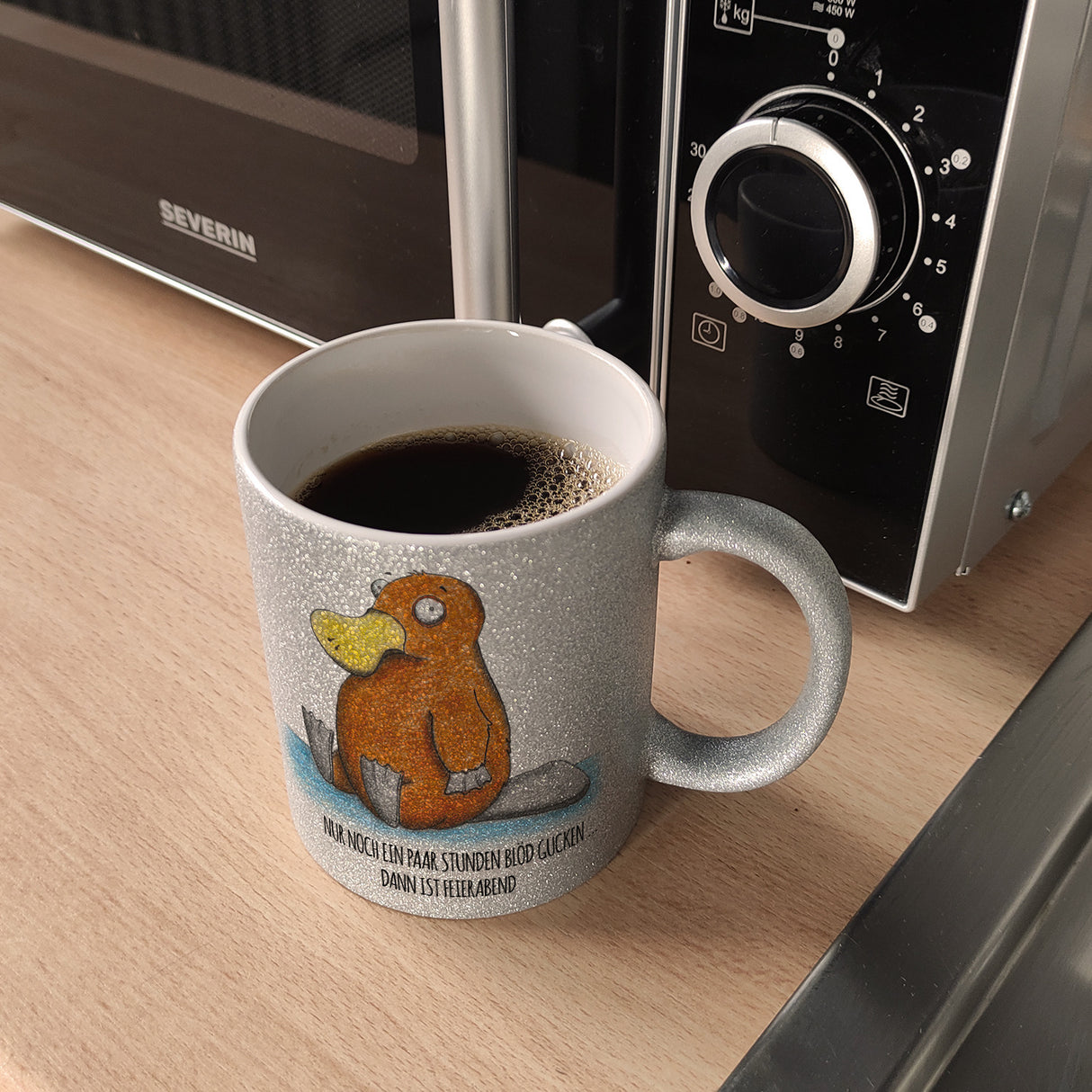 Nur noch ein paar Stunden blöd gucken, dann ist Feierabend Kaffeebecher mit Schnabeltier