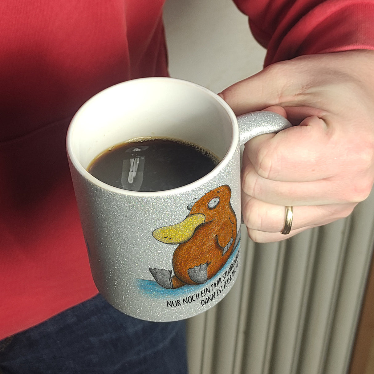 Nur noch ein paar Stunden blöd gucken, dann ist Feierabend Kaffeebecher mit Schnabeltier