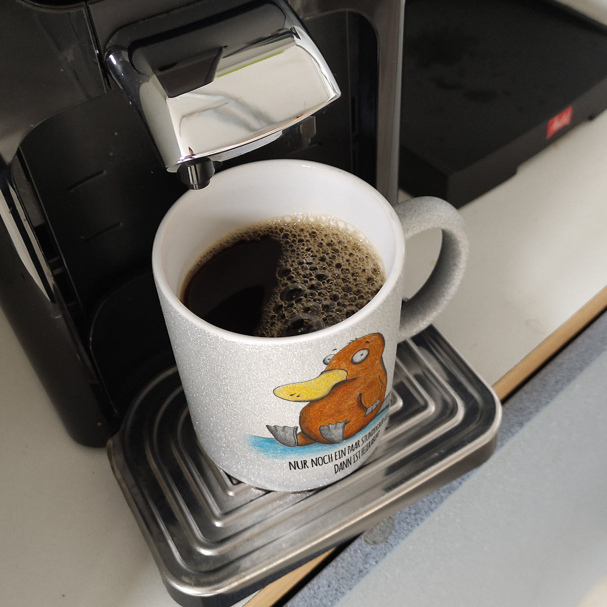 Nur noch ein paar Stunden blöd gucken, dann ist Feierabend Kaffeebecher mit Schnabeltier