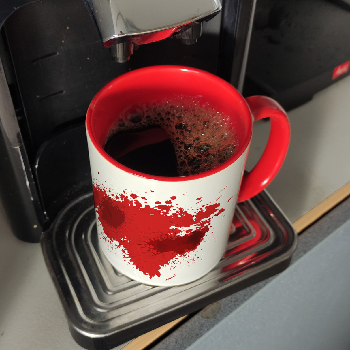 Kaffeebecher mit Blutbad Motiv