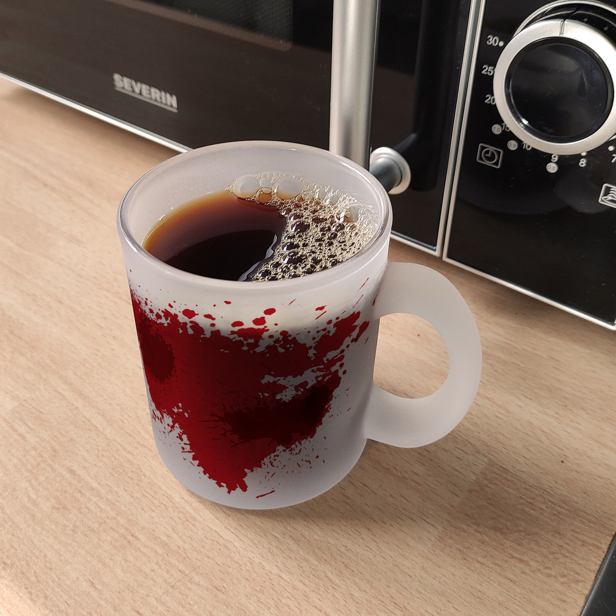 Kaffeebecher mit Blutbad Motiv