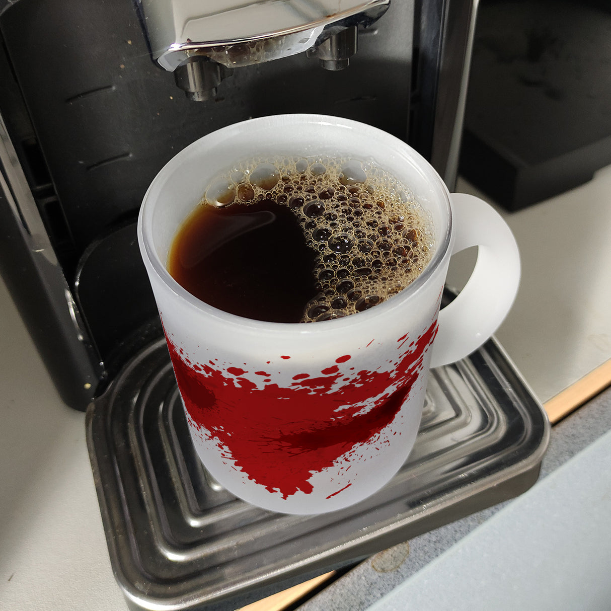 Kaffeebecher mit Blutbad Motiv