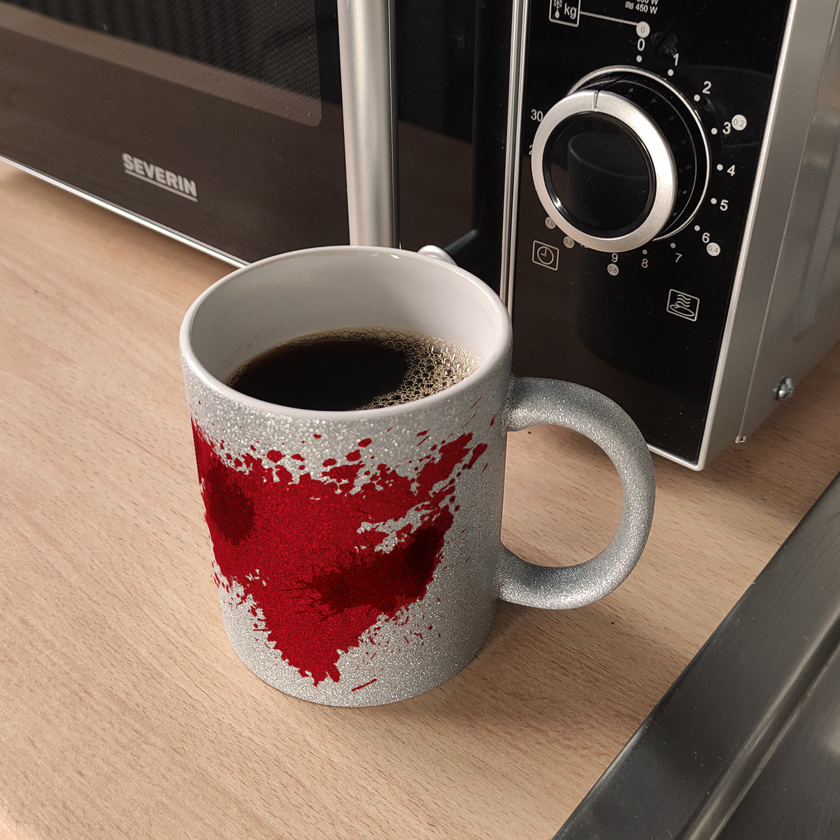 Kaffeebecher mit Blutbad Motiv
