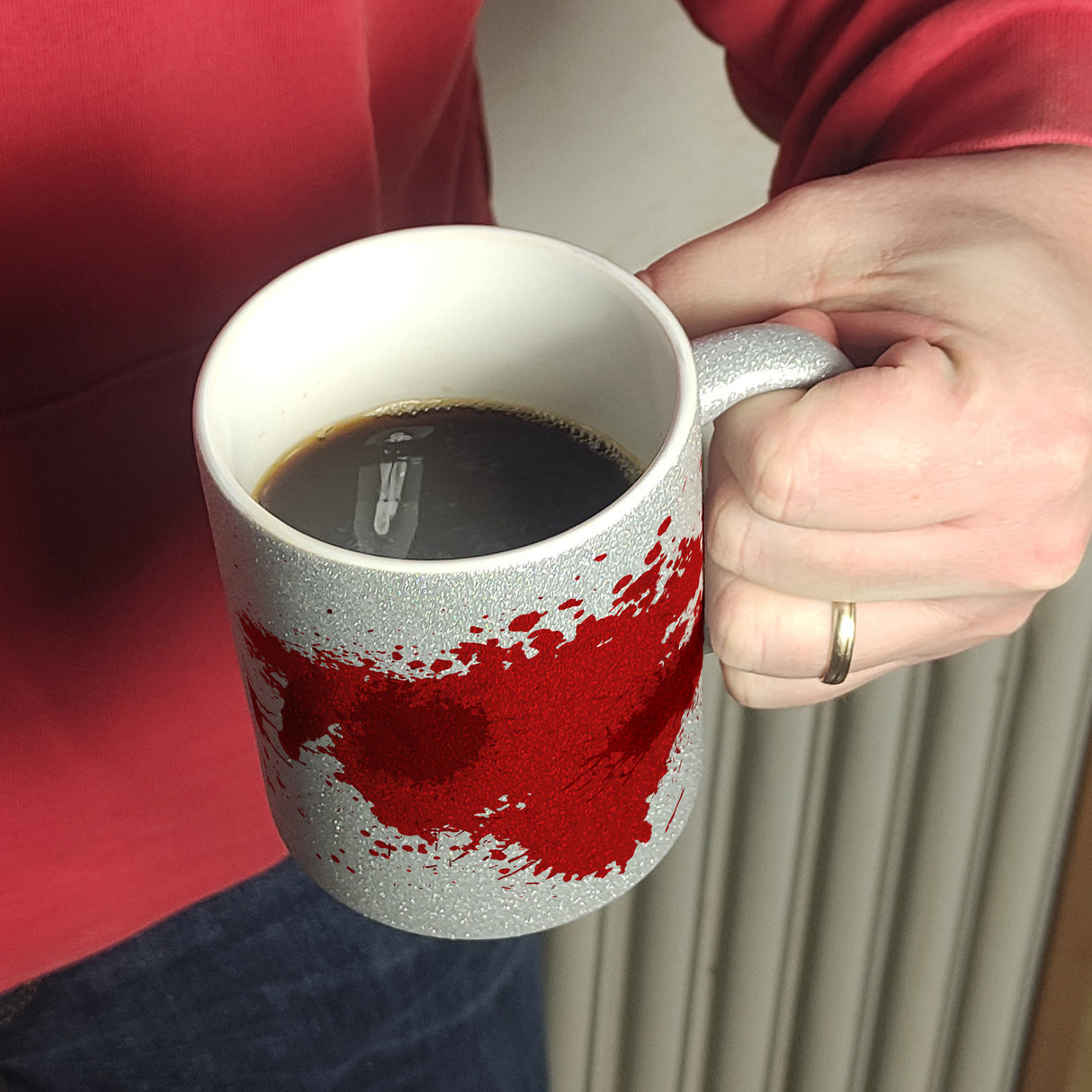 Kaffeebecher mit Blutbad Motiv