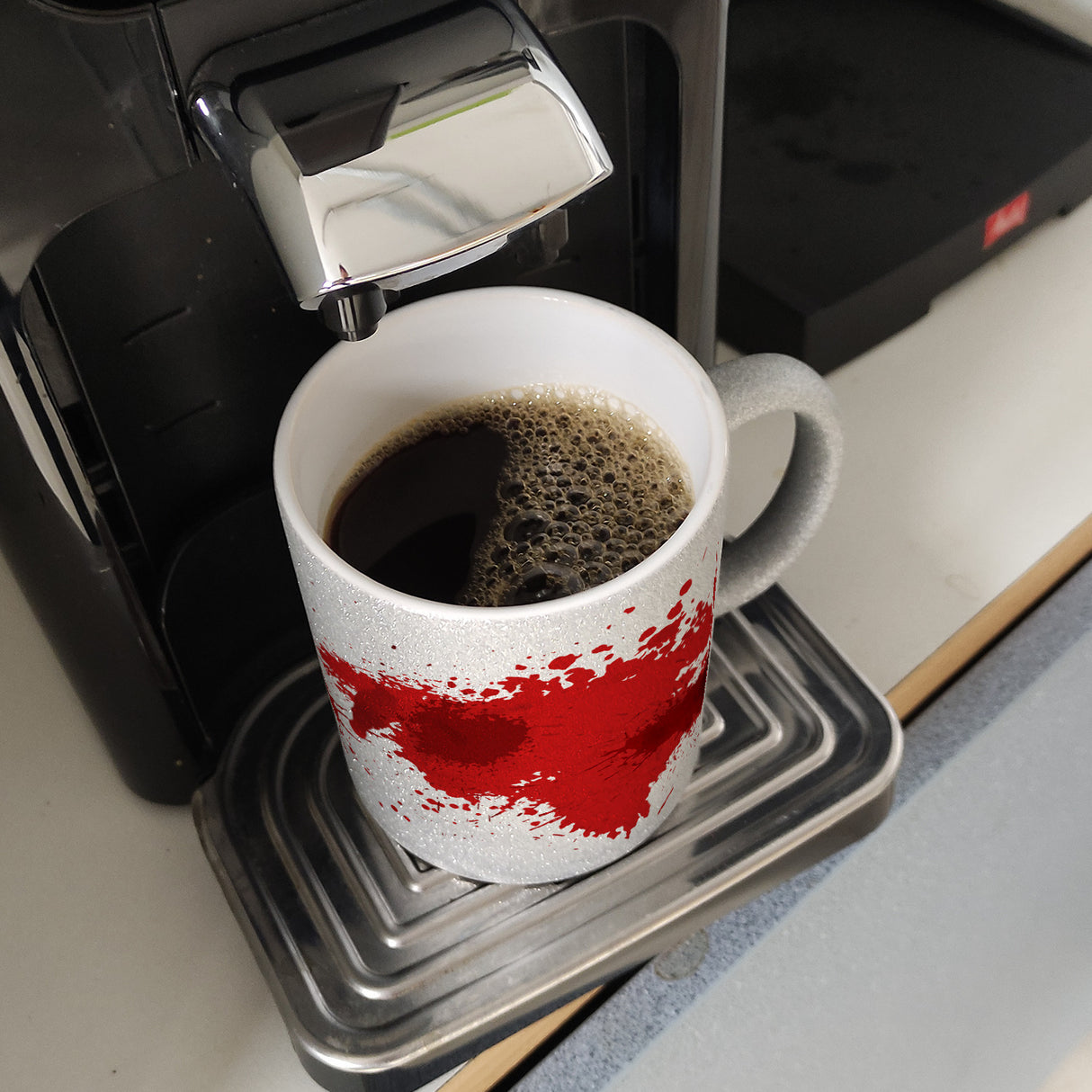 Kaffeebecher mit Blutbad Motiv