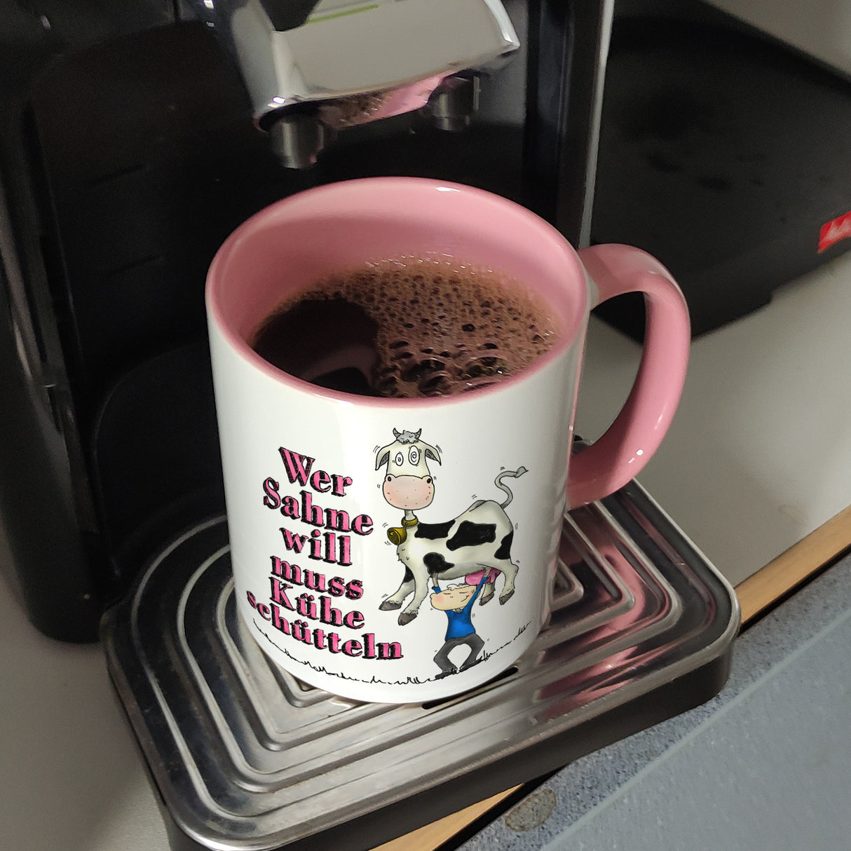 Kaffeebecher mit geschüttelte Kuh Motiv und Spruch: Wer Sahne will muss Kühe schütteln