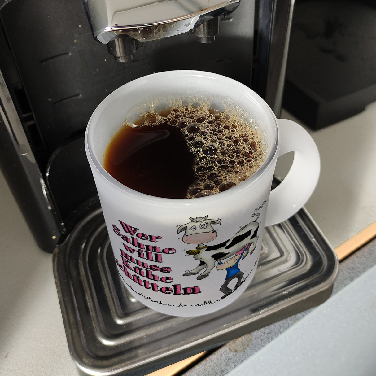 Kaffeebecher mit geschüttelte Kuh Motiv und Spruch: Wer Sahne will muss Kühe schütteln