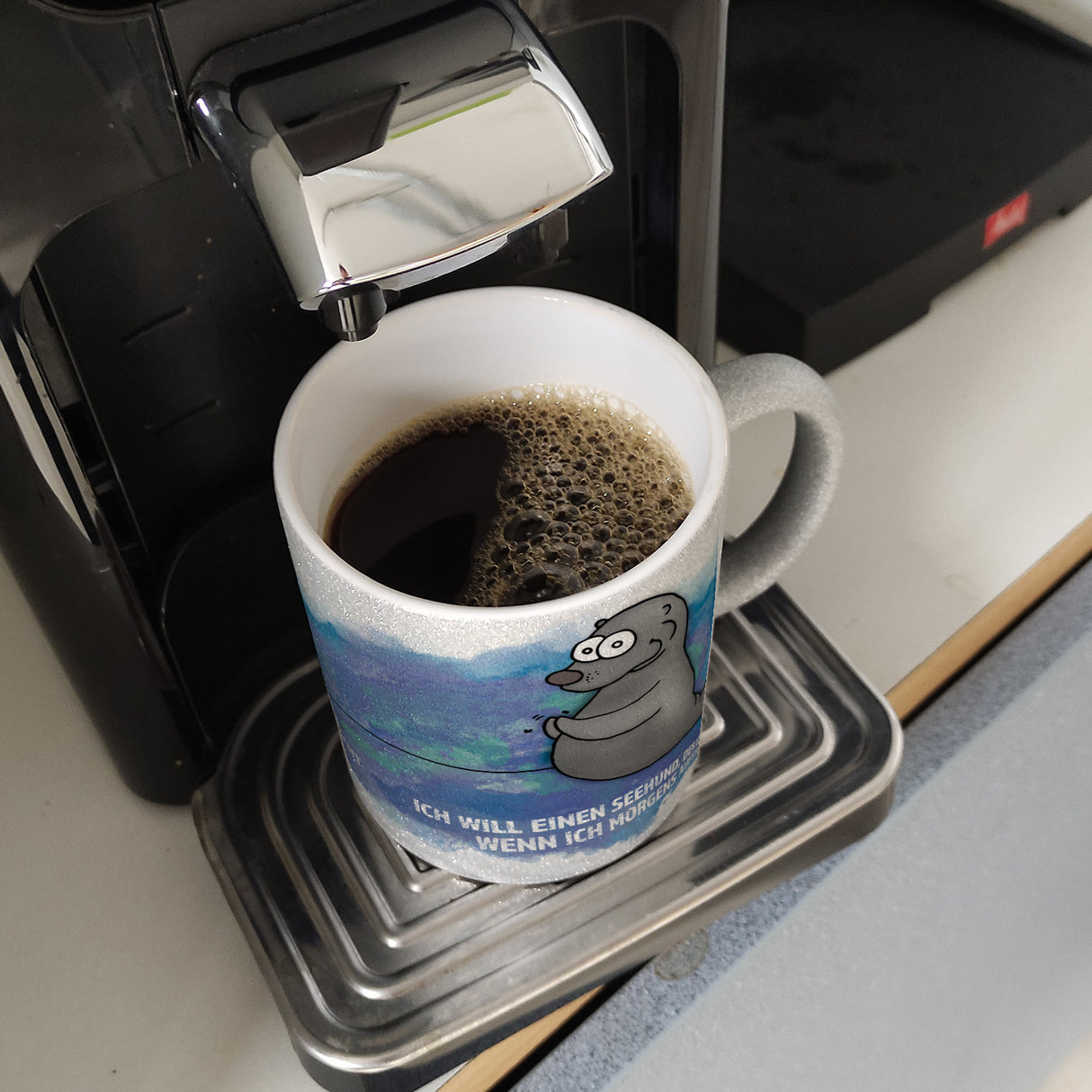 Kaffeebecher mit Seehund Motiv und Spruch: Ich will einen Seehund, der klatscht, ...