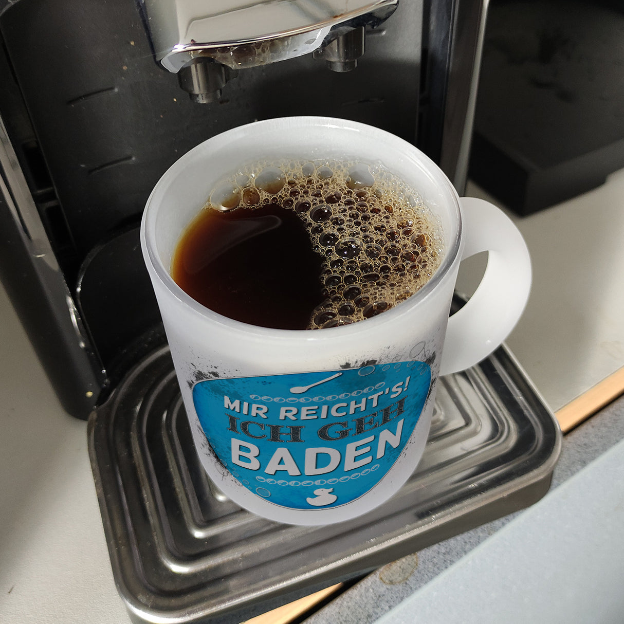 Kaffeebecher mit Spruch: Mir reicht's! Ich geh baden