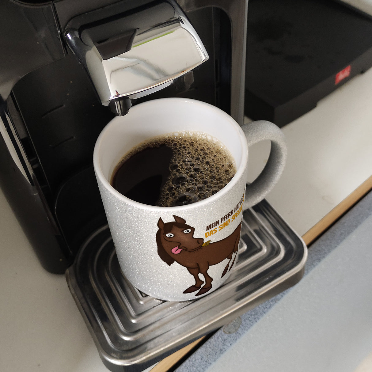 Kaffeebecher mit Pferde Motiv und Spruch: Mein Pferd hat keine Macke. Das ...