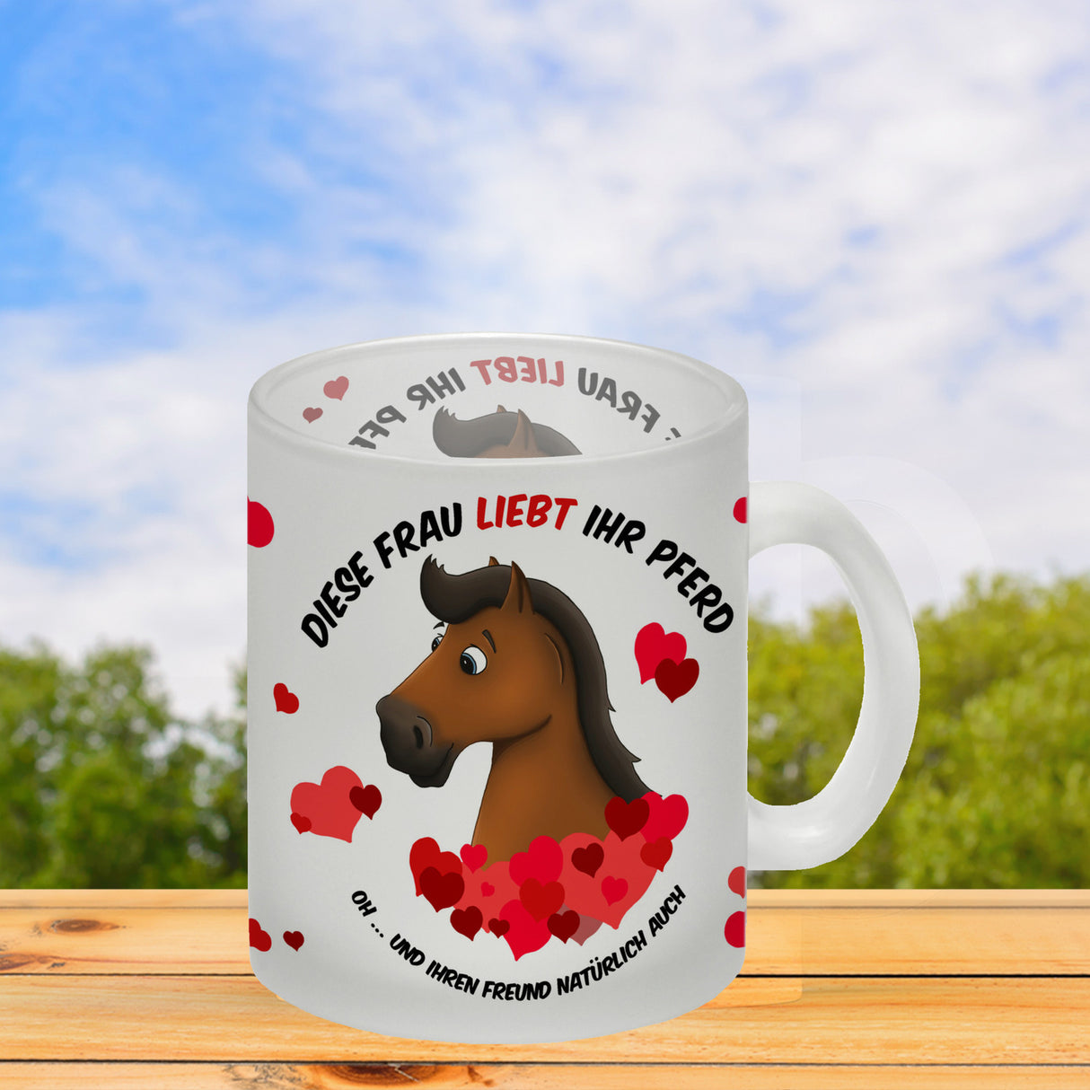 Kaffeebecher mit weißes Pferd Motiv und Spruch: Diese Frau liebt ihr Pferd. Oh ...