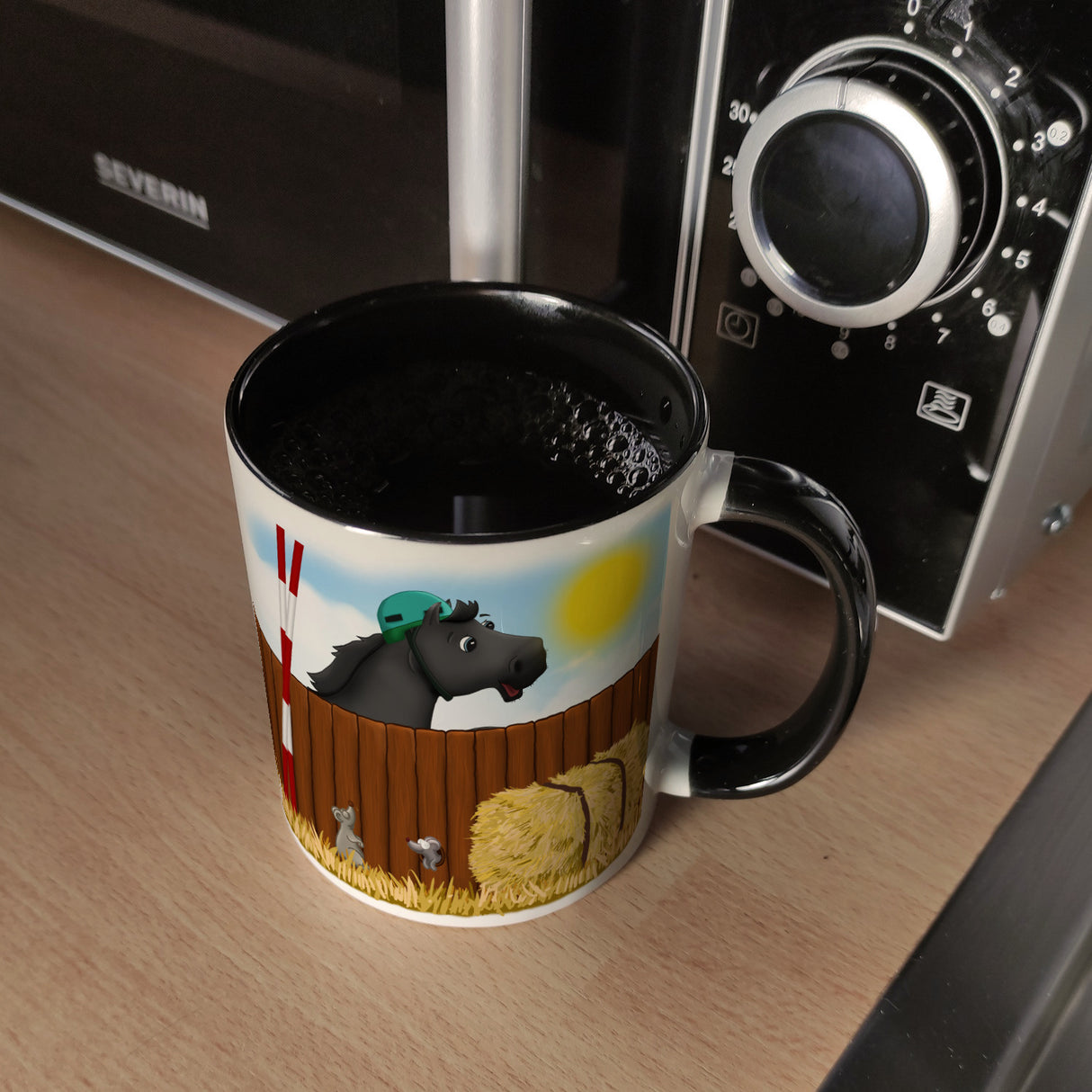 Kaffeebecher mit schwarzes Springpferd Motiv