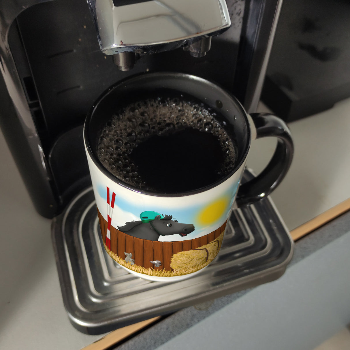 Kaffeebecher mit schwarzes Springpferd Motiv