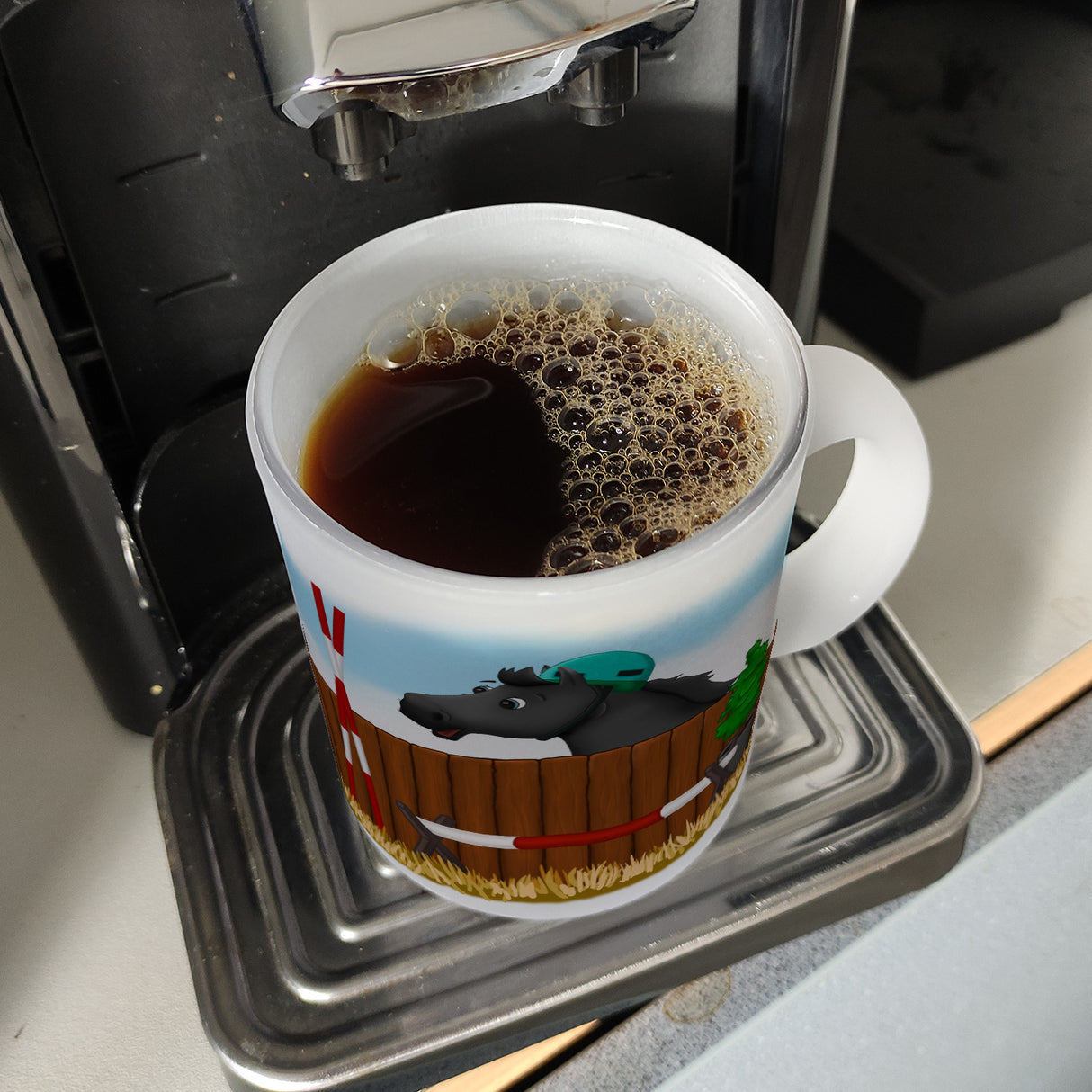 Kaffeebecher mit schwarzes Springpferd Motiv
