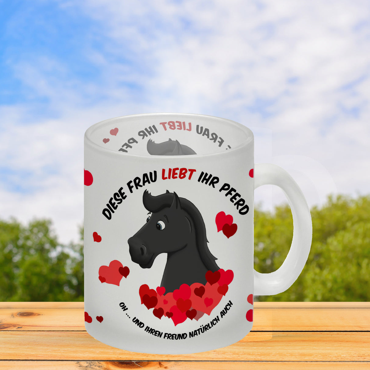 Kaffeebecher mit weißes Pferd Motiv und Spruch: Diese Frau liebt ihr Pferd. Oh ...