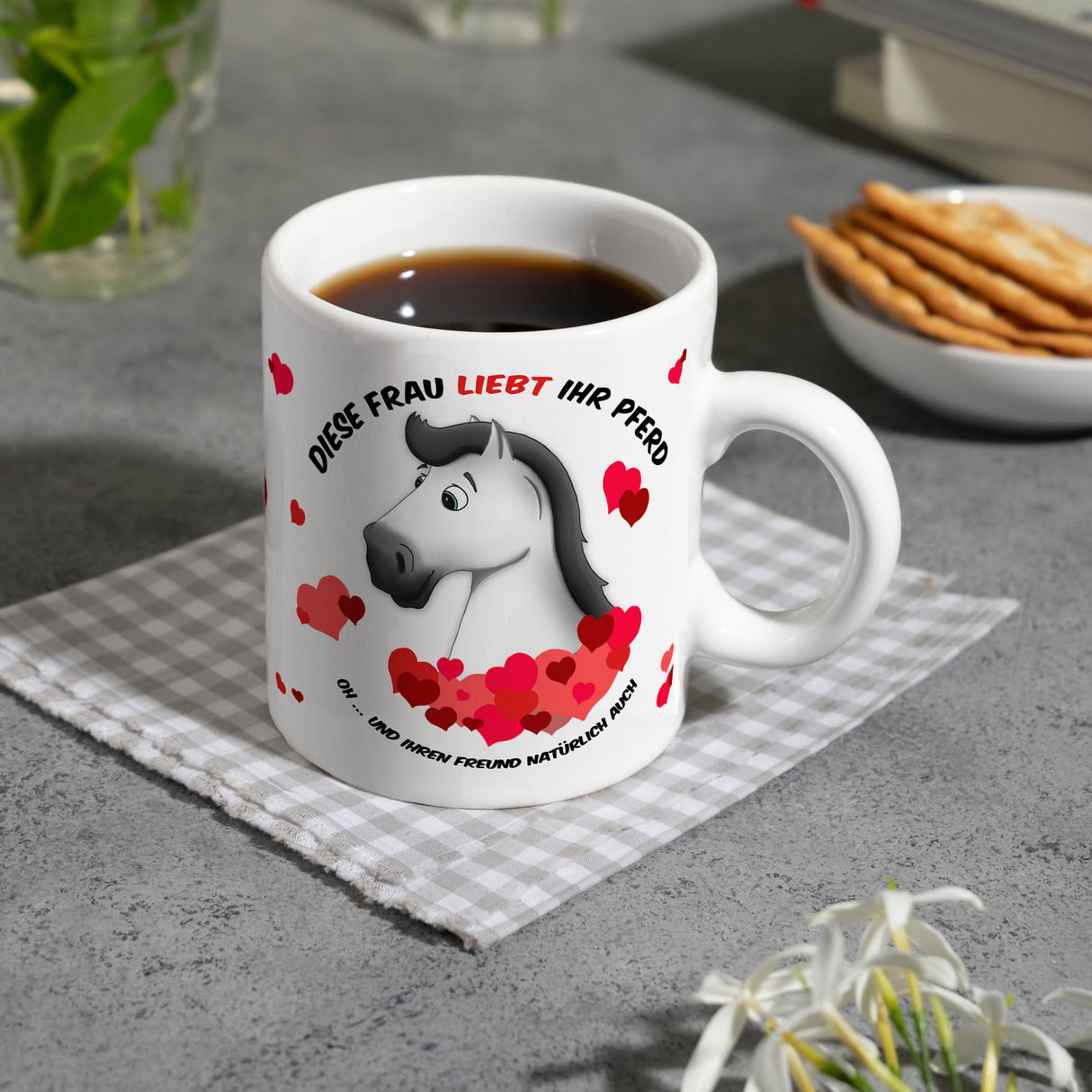 Kaffeebecher mit weißes Pferd Motiv und Spruch: Diese Frau liebt ihr Pferd. Oh ...