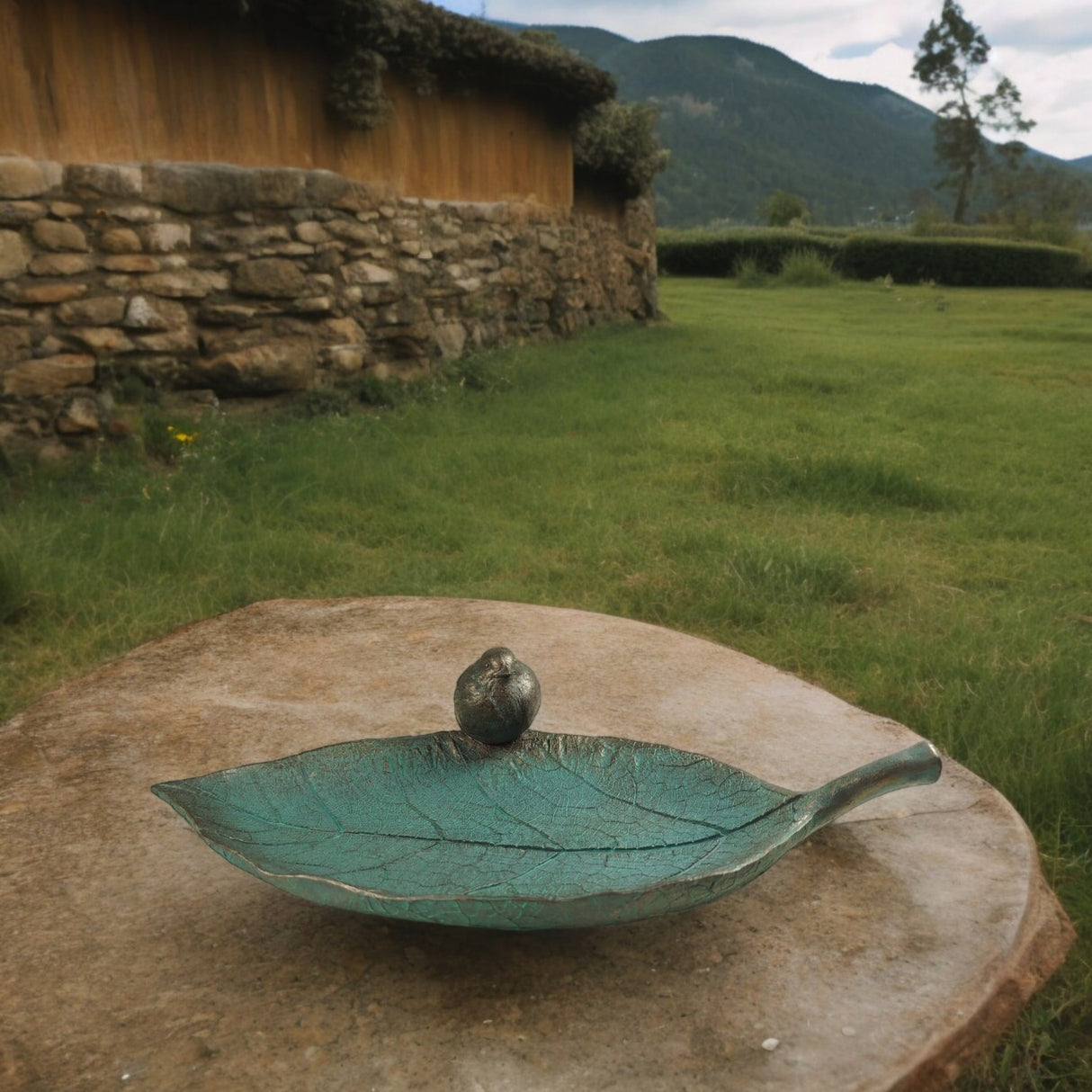 Vogelbad Vogeltränke im Design eines Blatts - hübsche Garten Deko