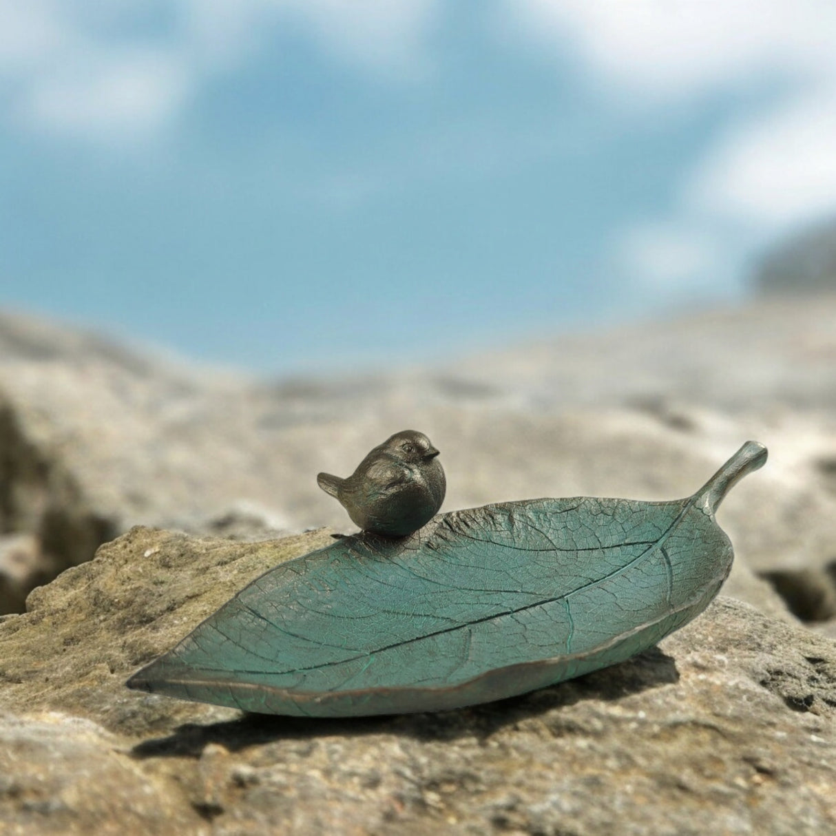 Vogelbad Vogeltränke im Design eines Blatts - hübsche Garten Deko