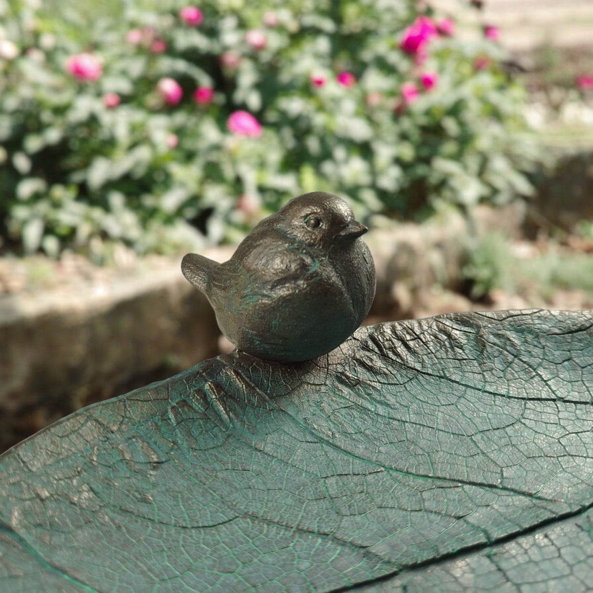 Vogelbad Vogeltränke im Design eines Blatts - hübsche Garten Deko