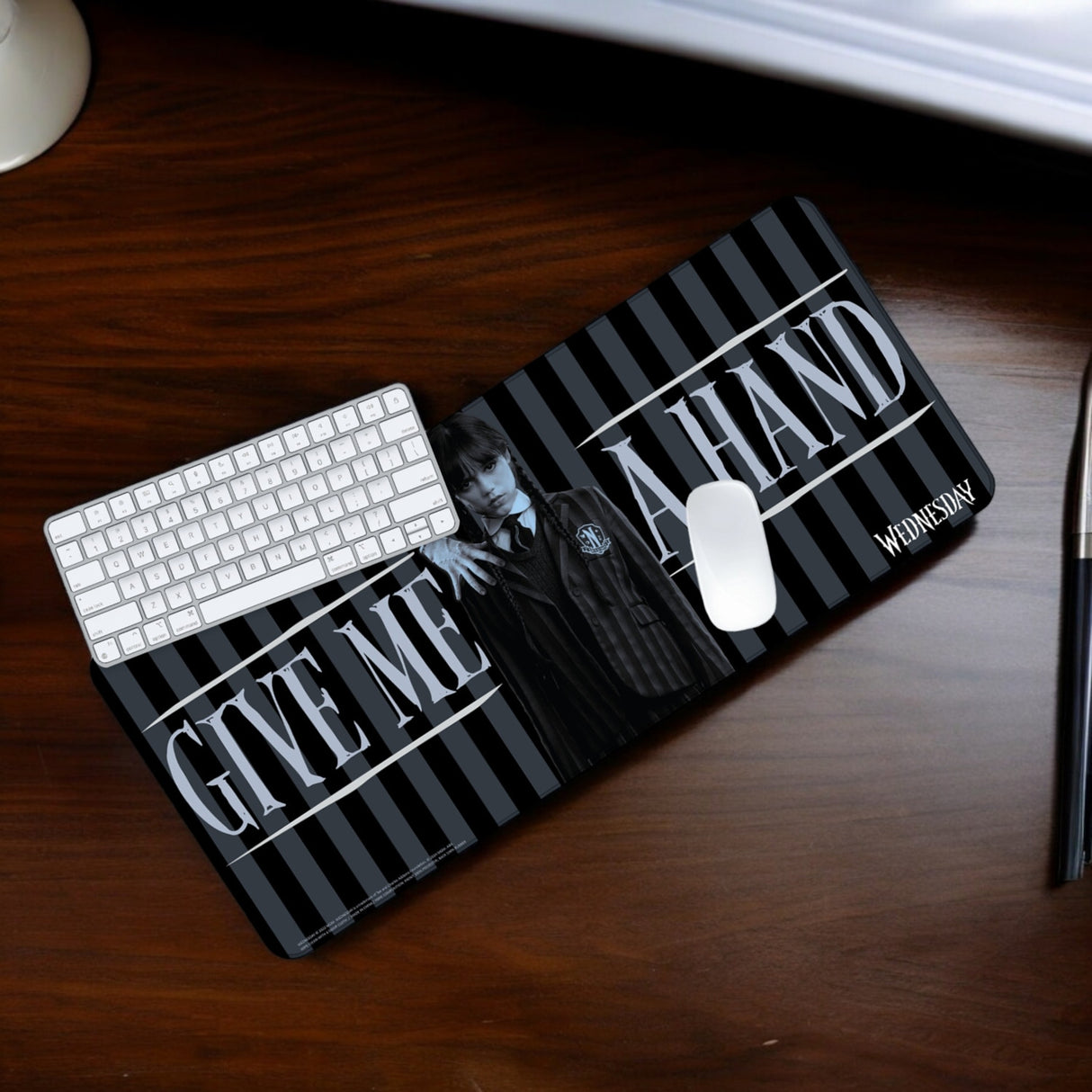 Wednesday Addams Schreibtischunterlage Mauspad mit Give Me a Hand Design