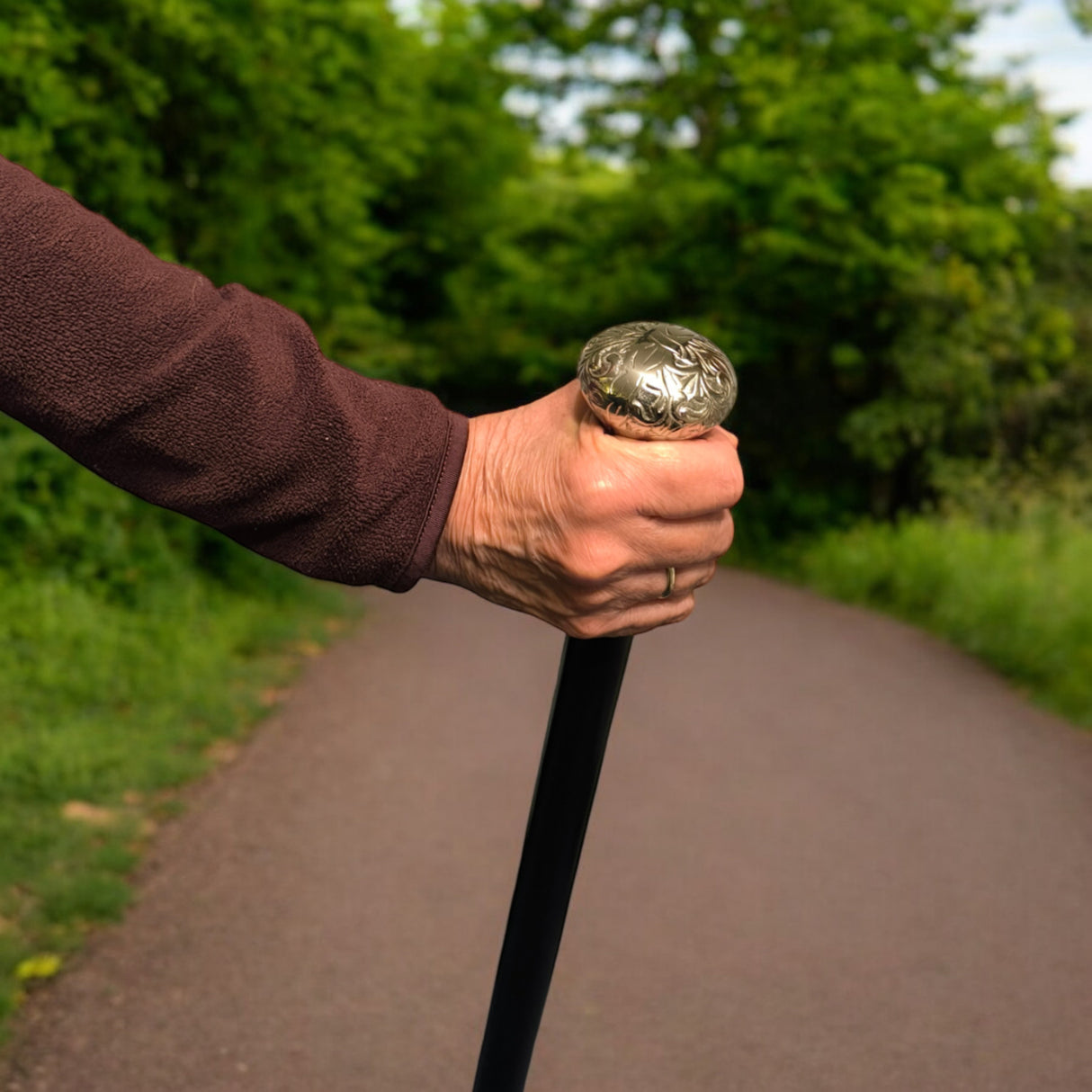 Edler Vintage Spazierstock aus Holz mit graviertem Silbergriff aus Metall