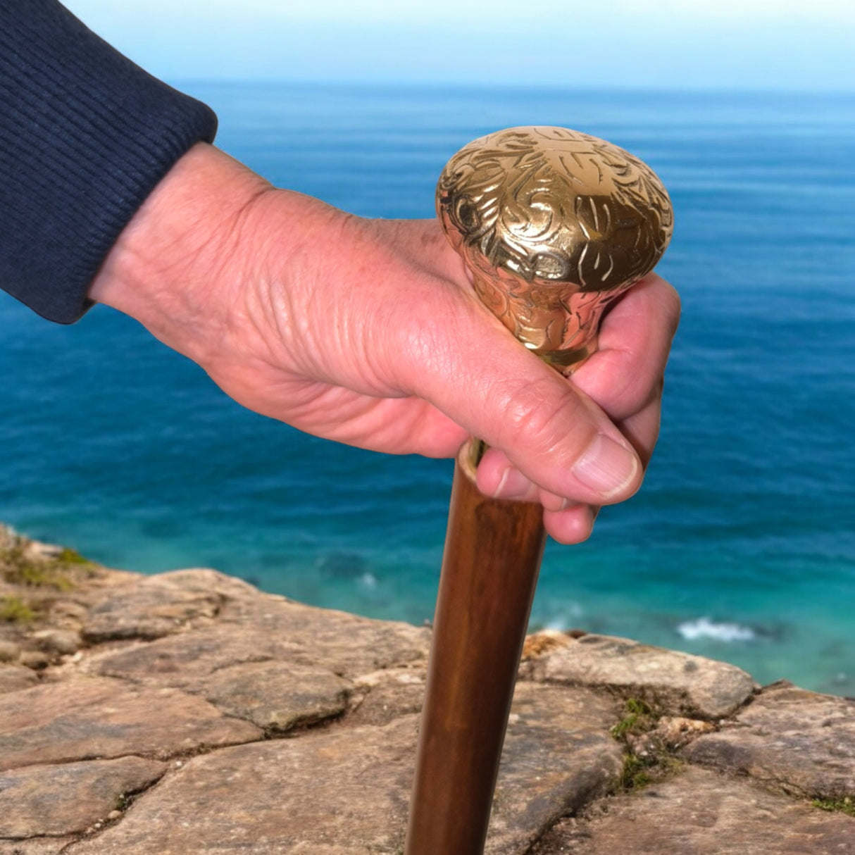 Edler Spazierstock Gehstock aus Holz mit graviertem goldenen Griff aus Metall