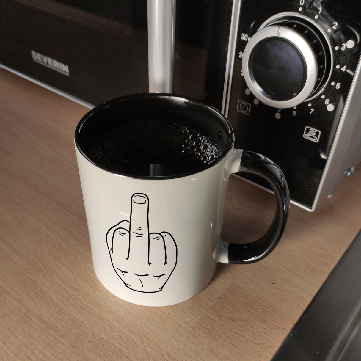 Kaffeebecher mit Mittelfinger Motiv und Spruch: Ich hasse Menschen