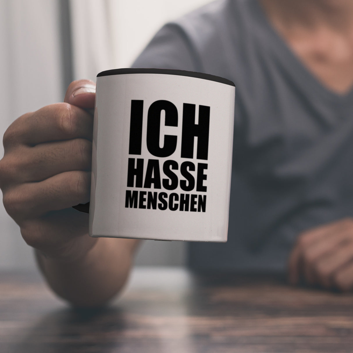 Kaffeebecher mit Mittelfinger Motiv und Spruch: Ich hasse Menschen