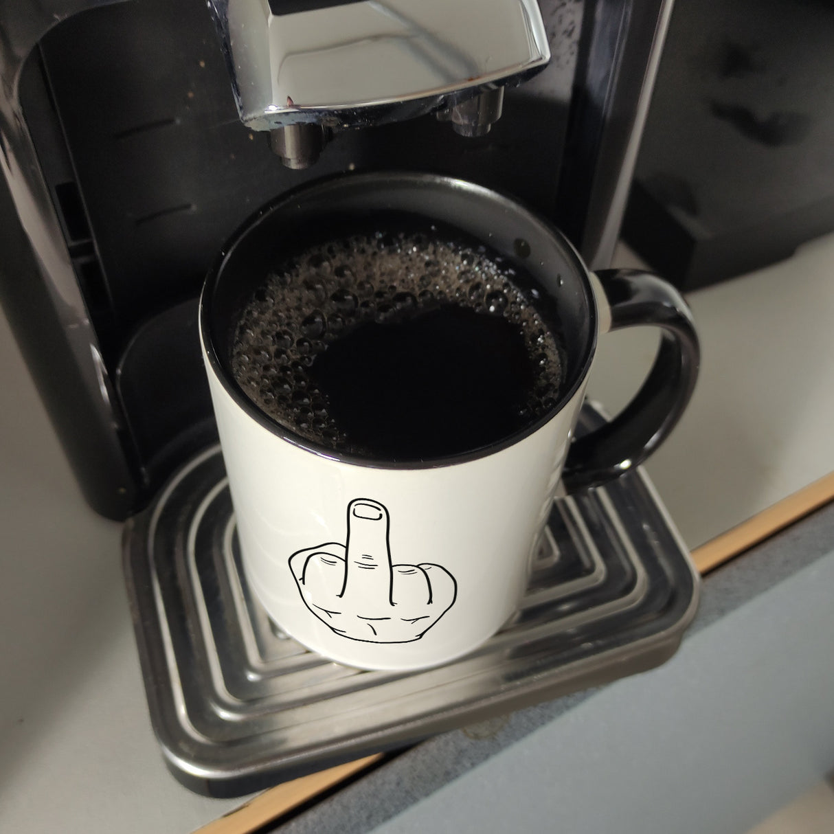 Kaffeebecher mit Mittelfinger Motiv und Spruch: Ich hasse Menschen