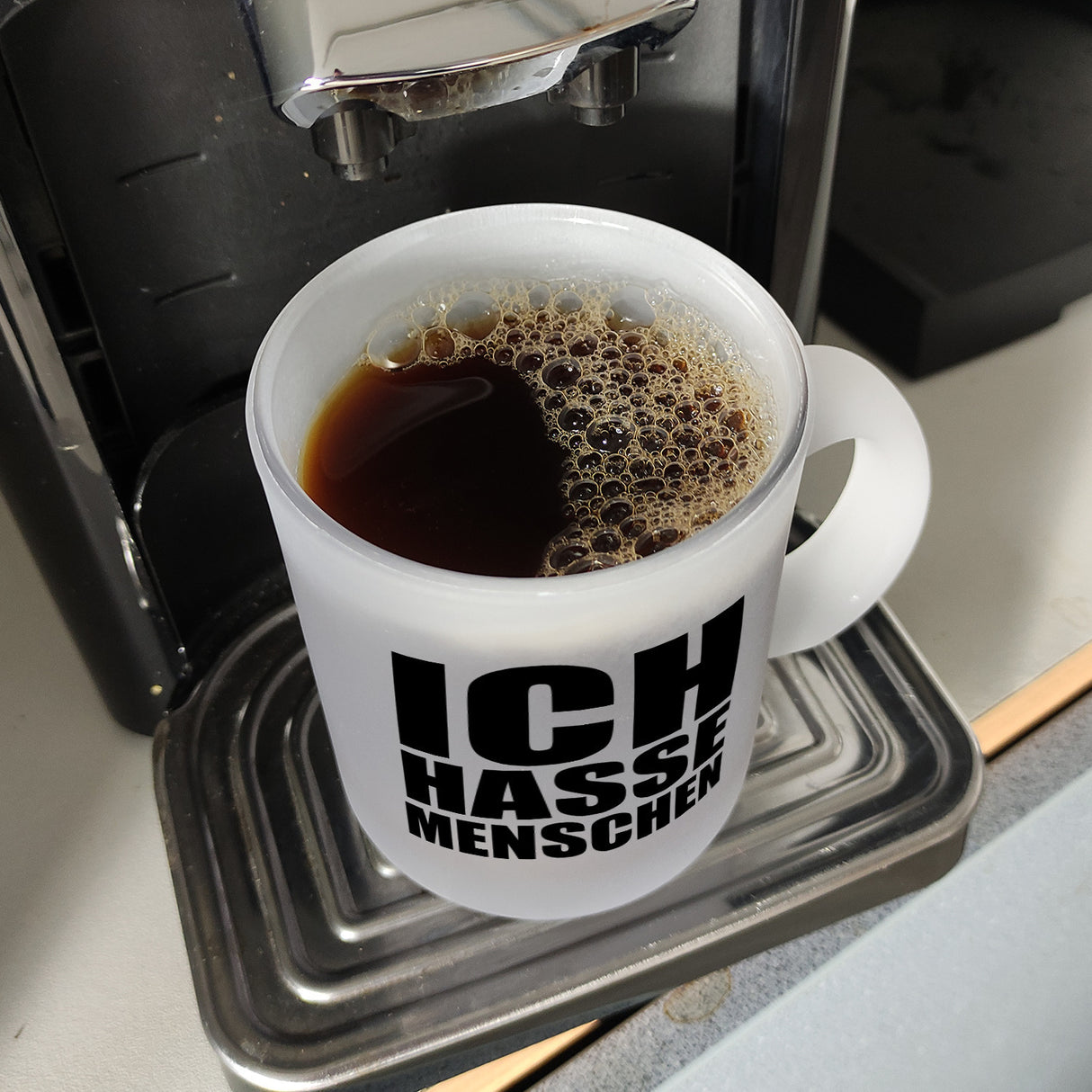 Kaffeebecher mit Mittelfinger Motiv und Spruch: Ich hasse Menschen
