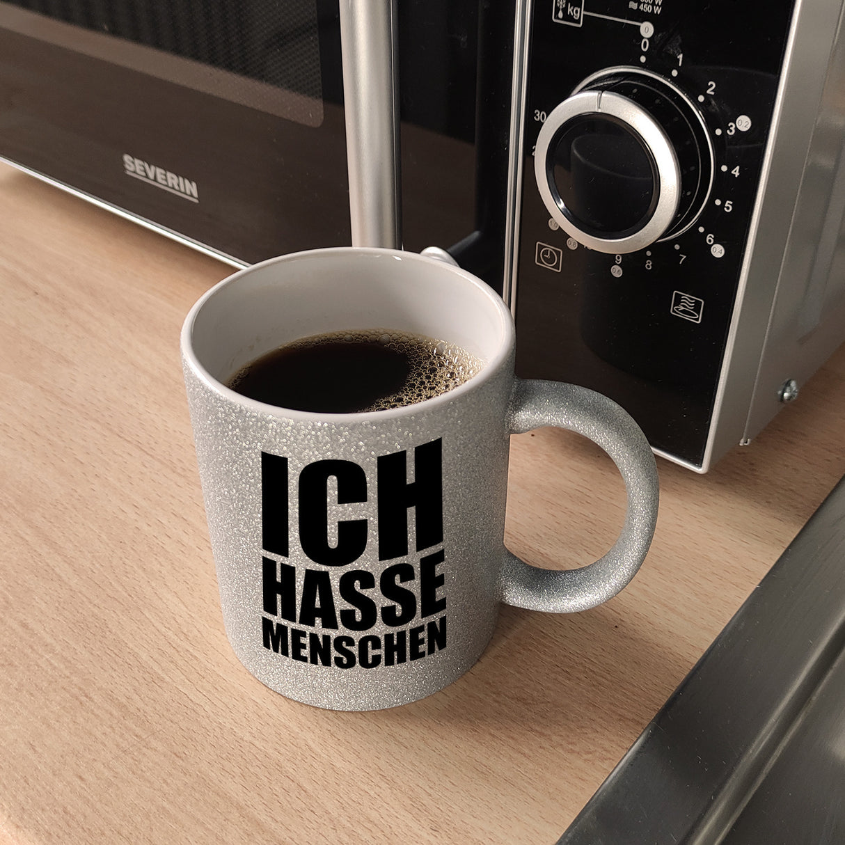 Kaffeebecher mit Mittelfinger Motiv und Spruch: Ich hasse Menschen