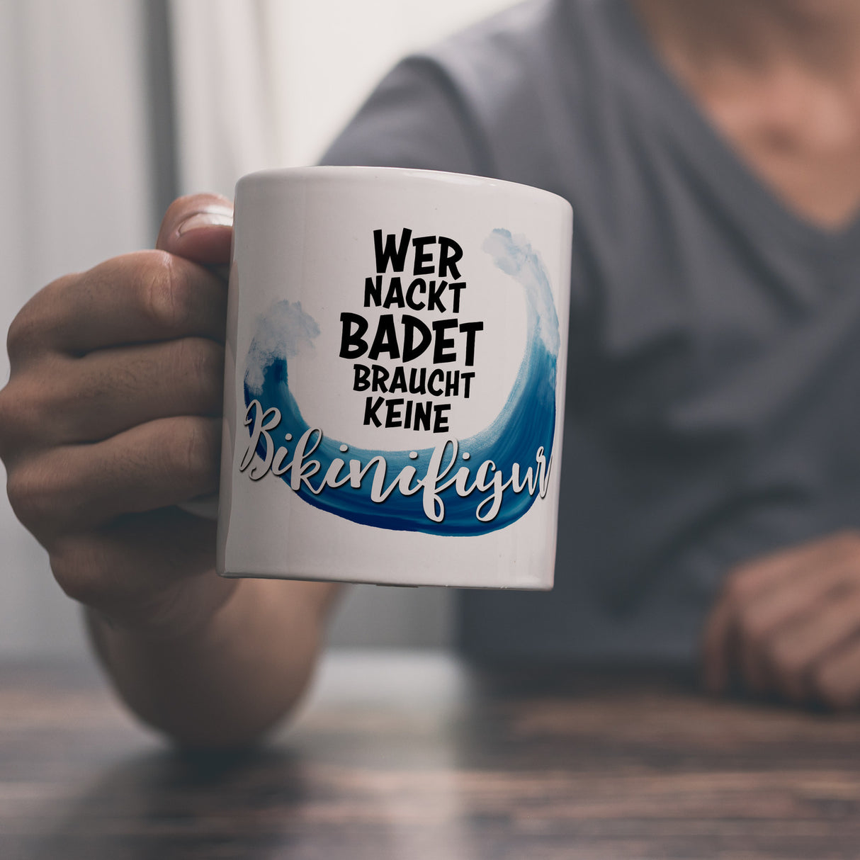 Kaffeebecher mit Spruch: Wer nackt badet braucht keine Bikinifigur