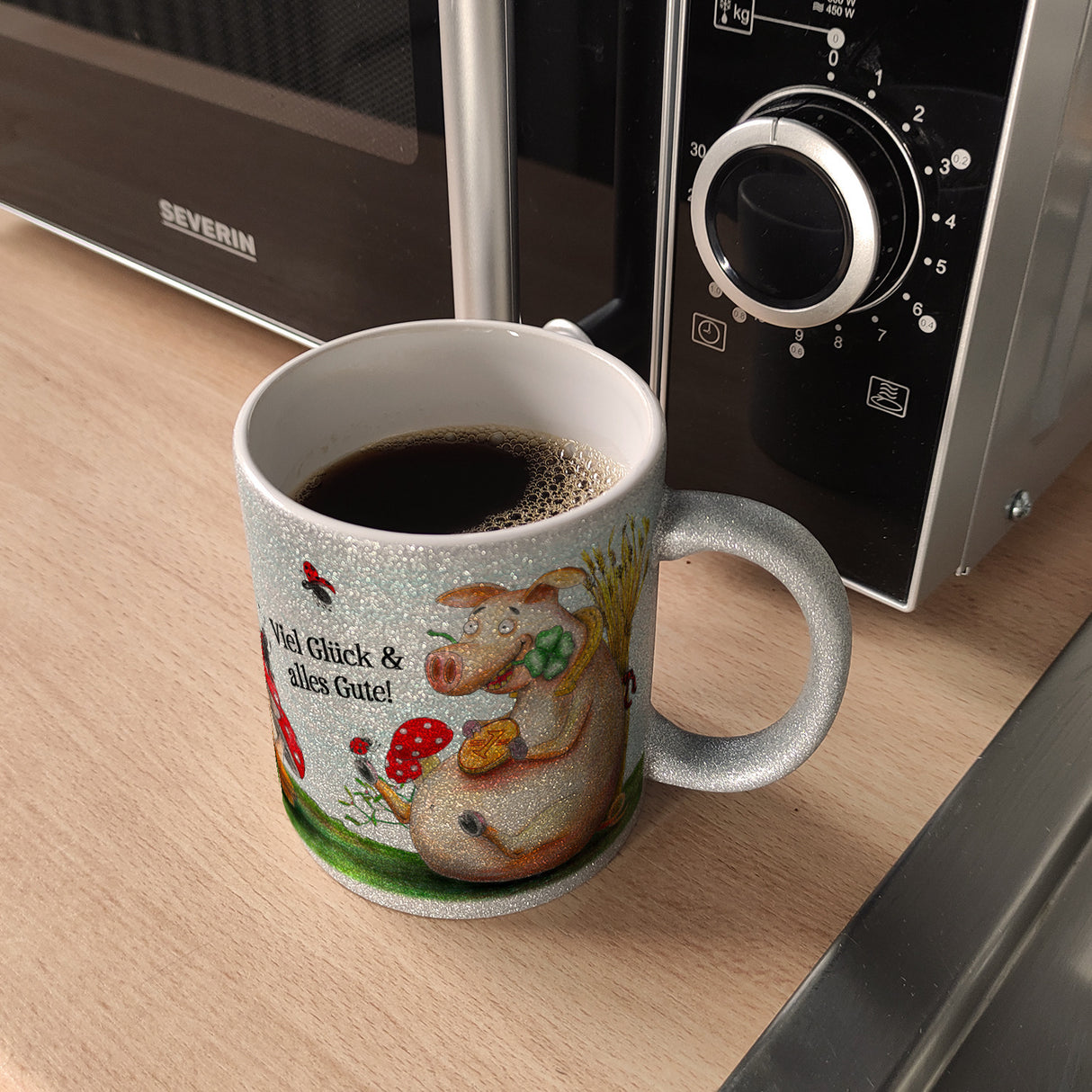 Kaffeebecher mit Glücksschwein Motiv und Spruch: Viel Glück und alles Gute!