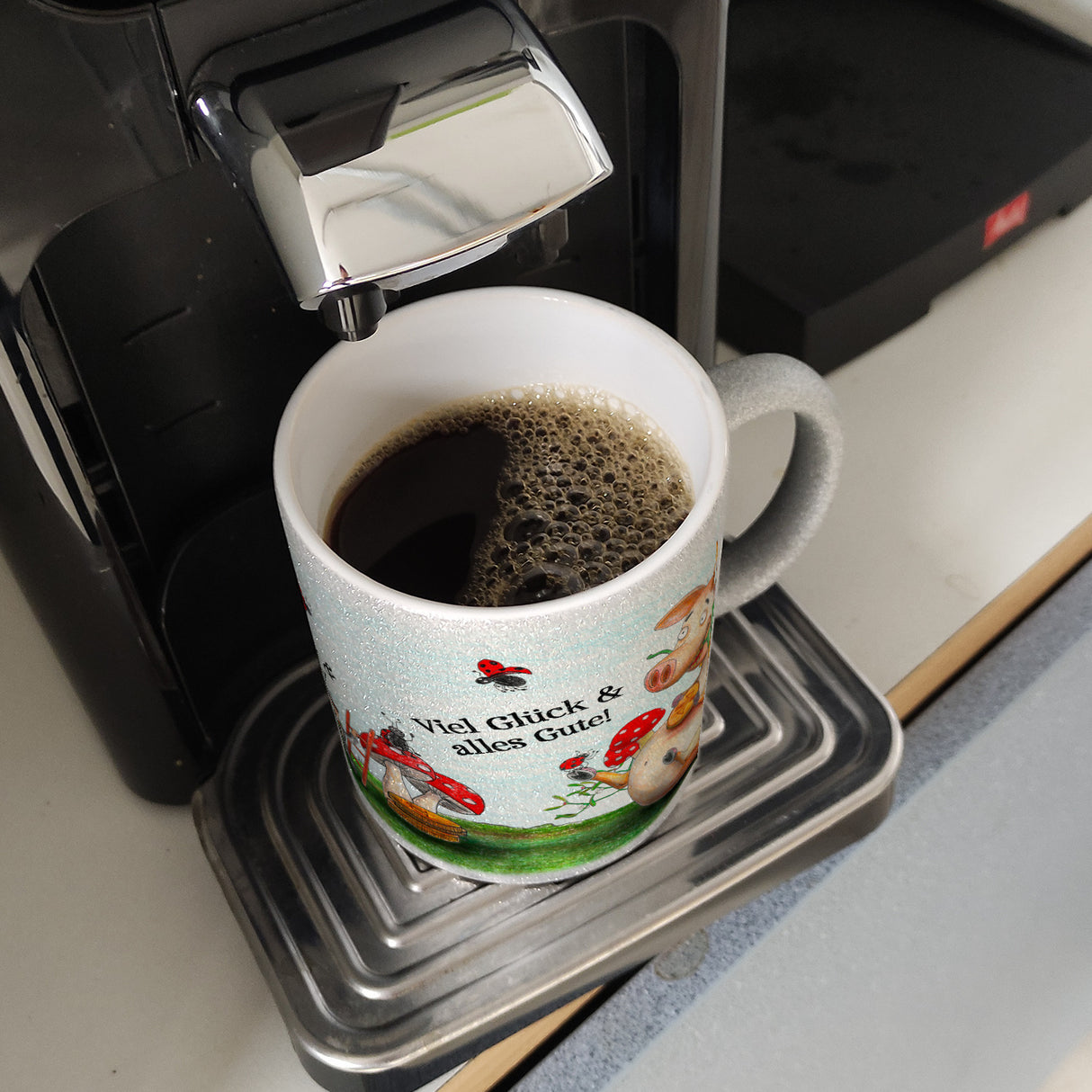 Kaffeebecher mit Glücksschwein Motiv und Spruch: Viel Glück und alles Gute!