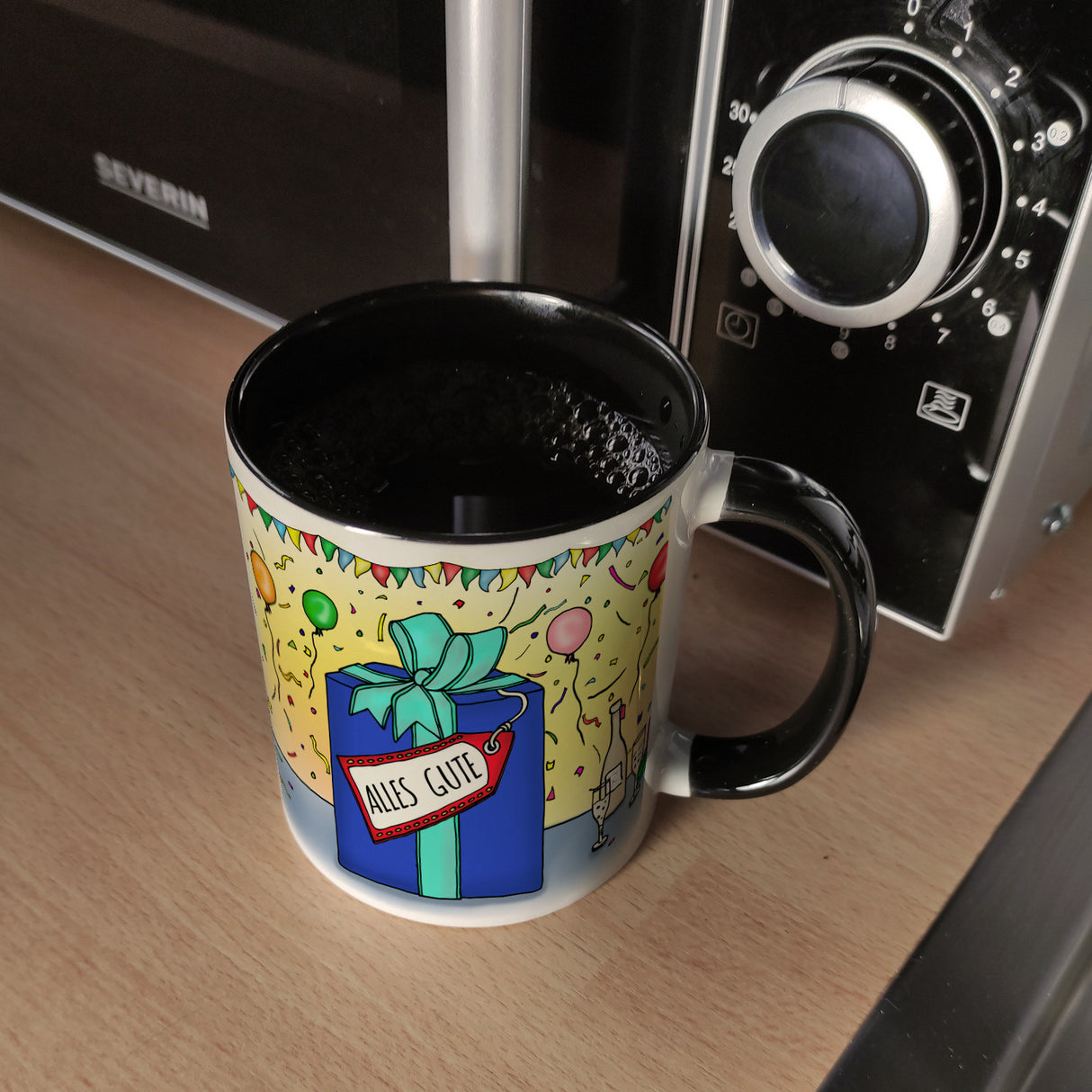 Kaffeebecher mit Geburtstagstorte Motiv und Spruch: Happy Birthday