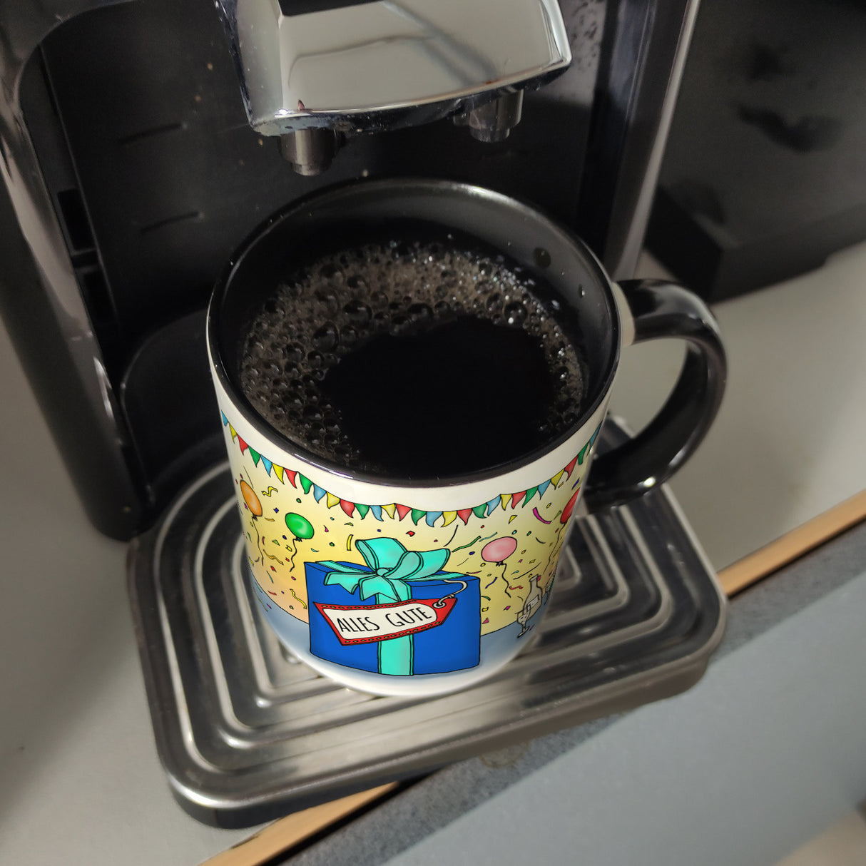 Kaffeebecher mit Geburtstagstorte Motiv und Spruch: Happy Birthday