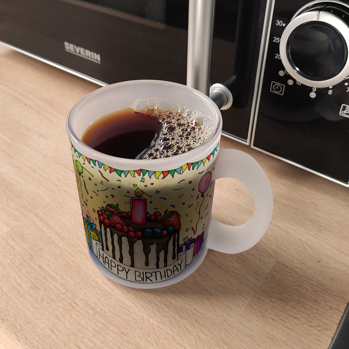 Kaffeebecher mit Geburtstagstorte Motiv und Spruch: Happy Birthday