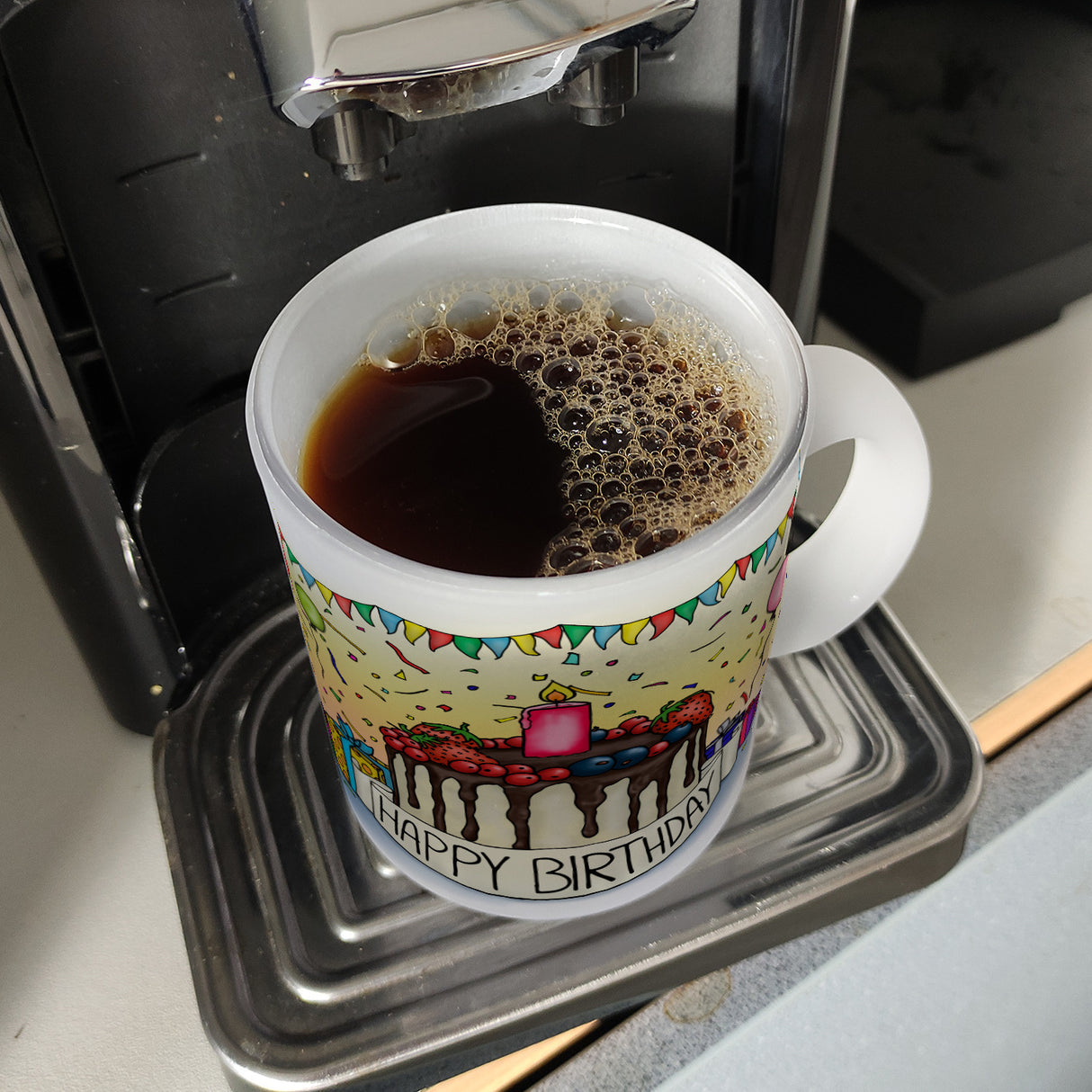 Kaffeebecher mit Geburtstagstorte Motiv und Spruch: Happy Birthday