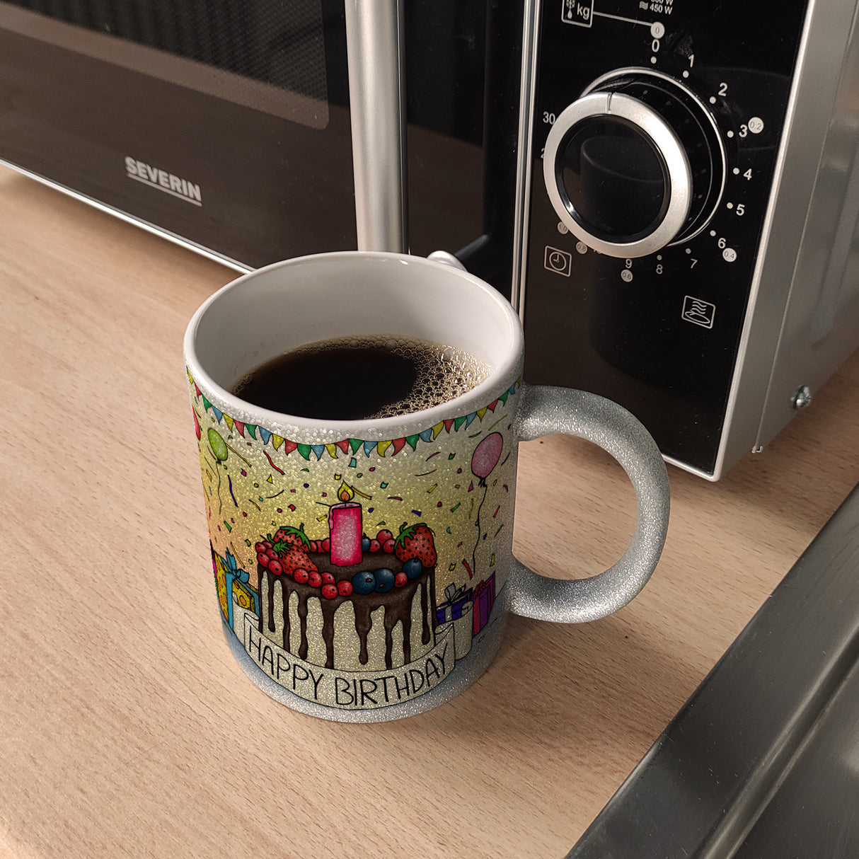Kaffeebecher mit Geburtstagstorte Motiv und Spruch: Happy Birthday