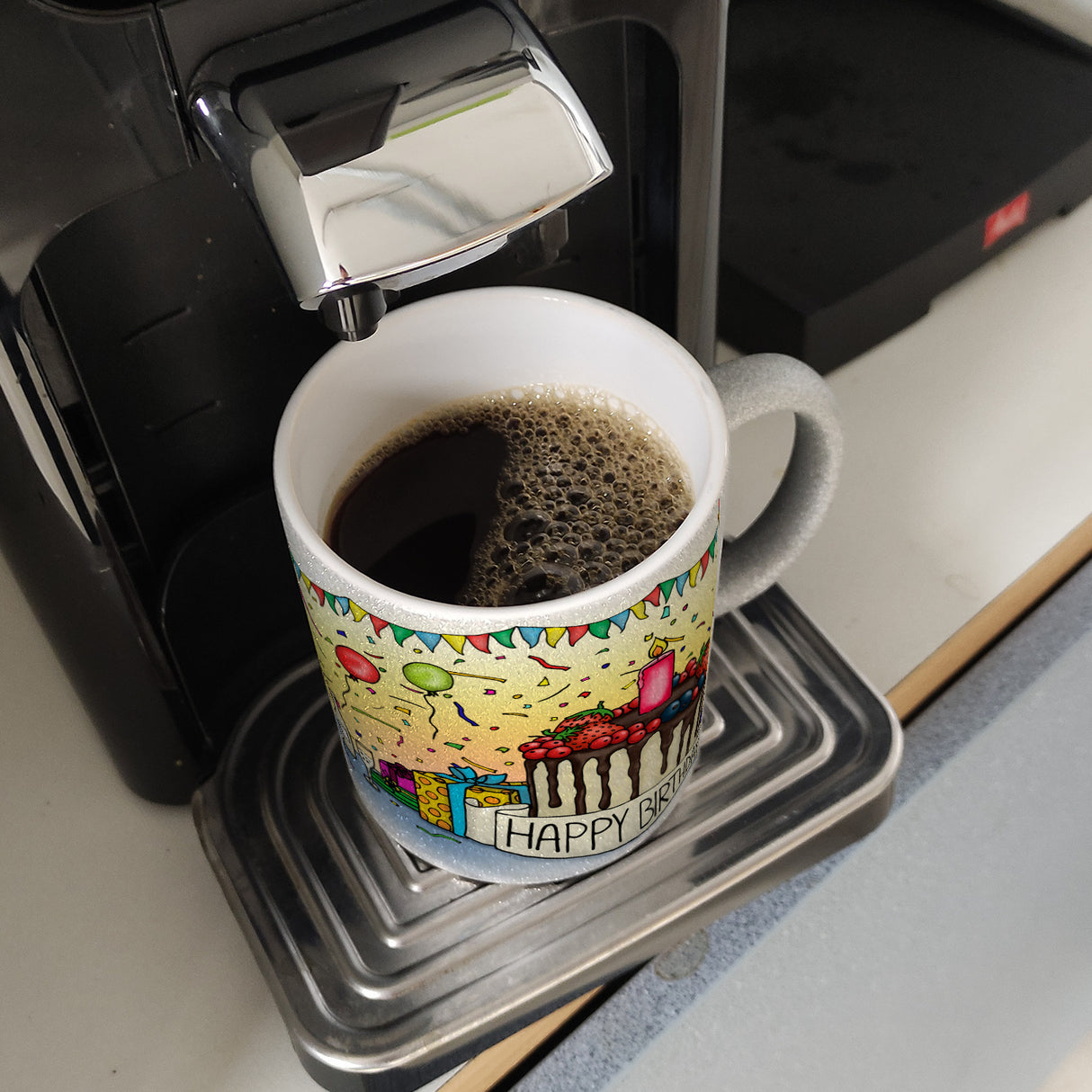 Kaffeebecher mit Geburtstagstorte Motiv und Spruch: Happy Birthday
