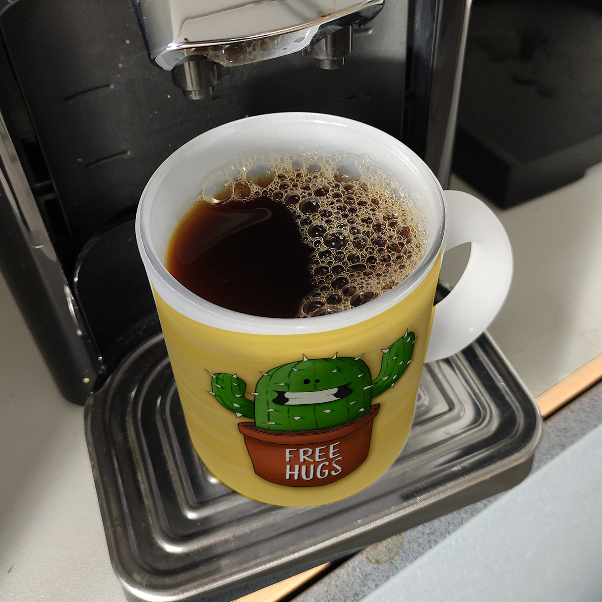 Kaffeebecher mit freundlicher Kaktus Motiv und Spruch: Free Hugs
