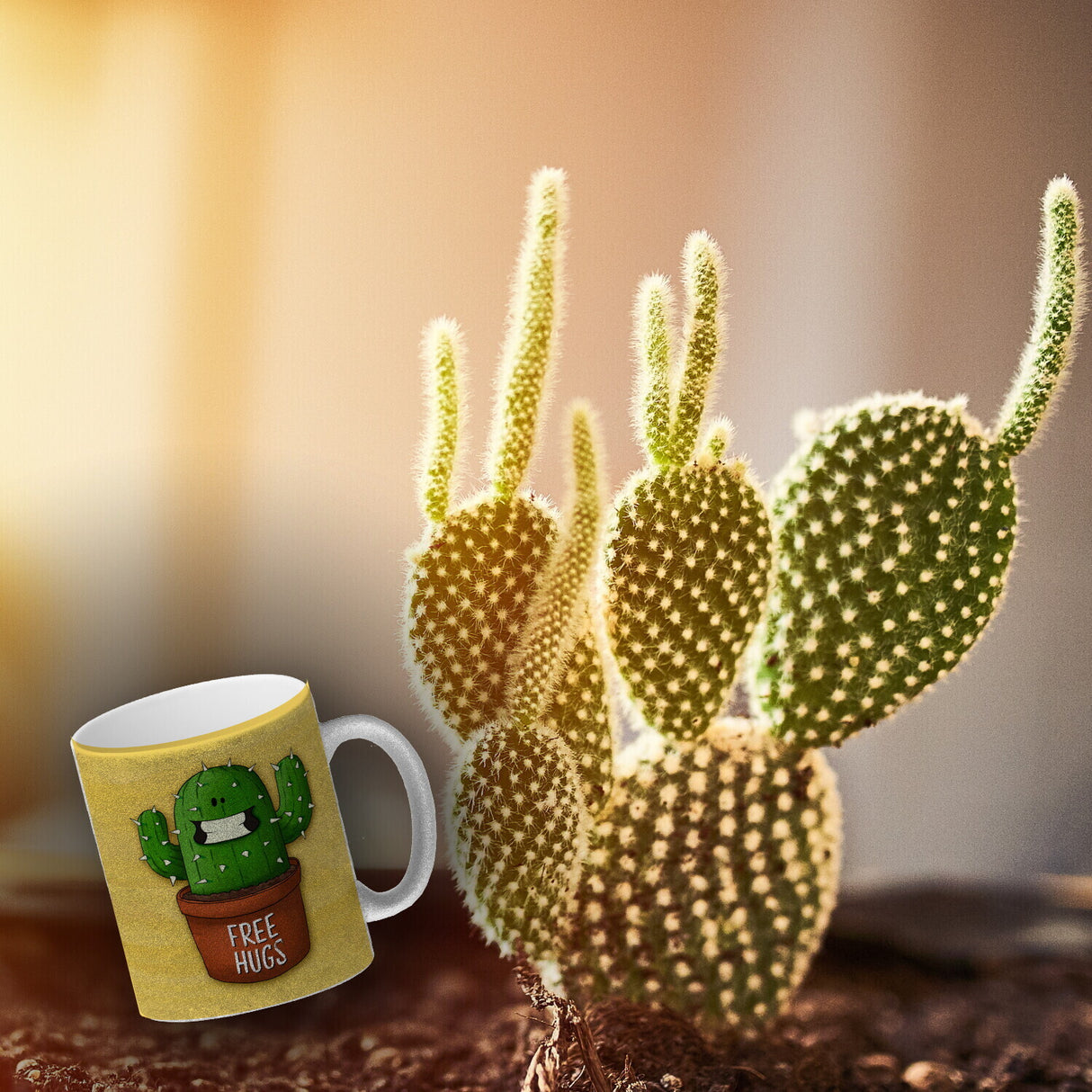 Kaffeebecher mit freundlicher Kaktus Motiv und Spruch: Free Hugs