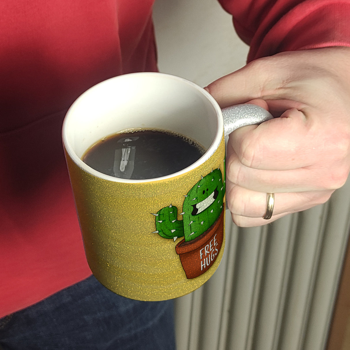 Kaffeebecher mit freundlicher Kaktus Motiv und Spruch: Free Hugs