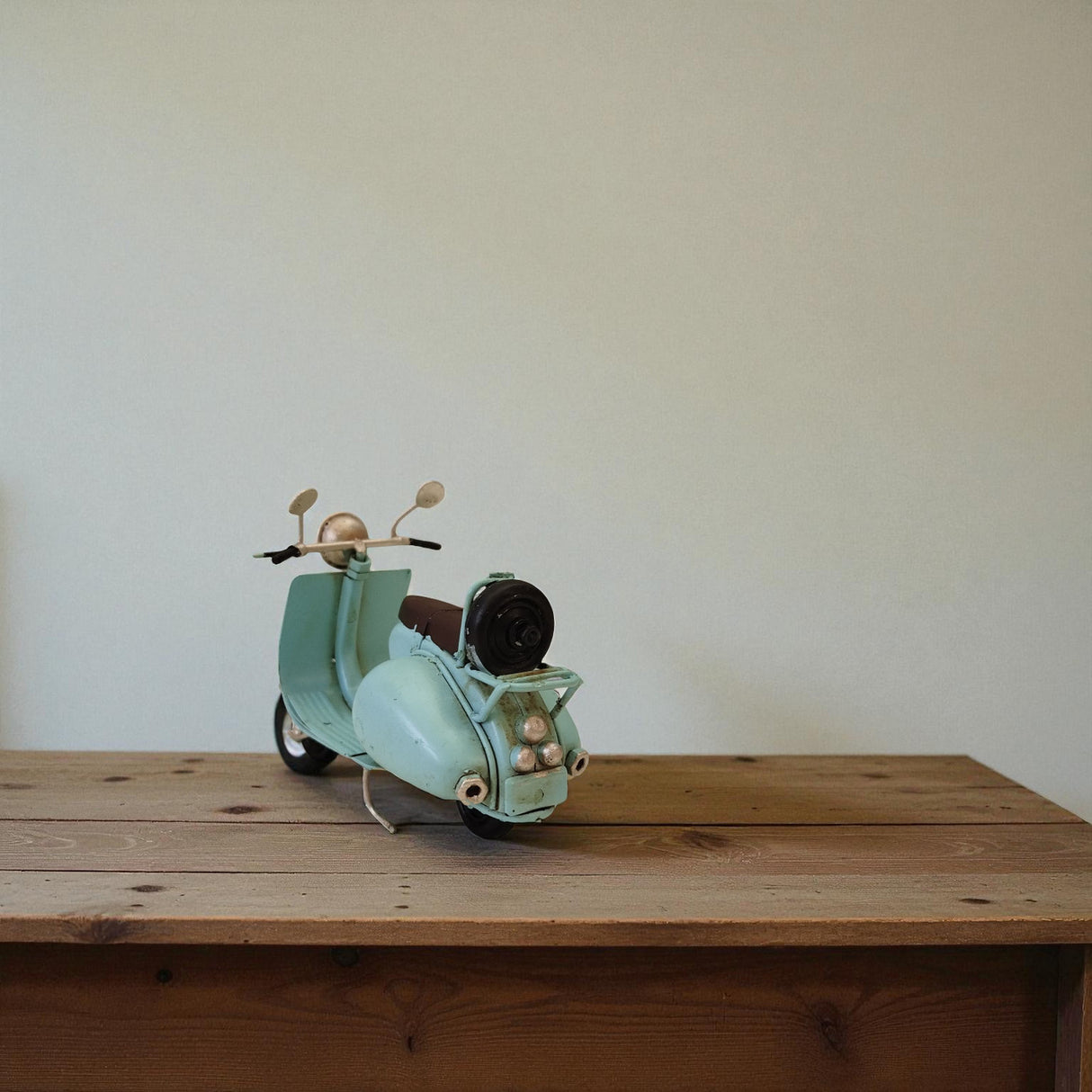 Retro Motorroller Dekoartikel aus Metall in blau
