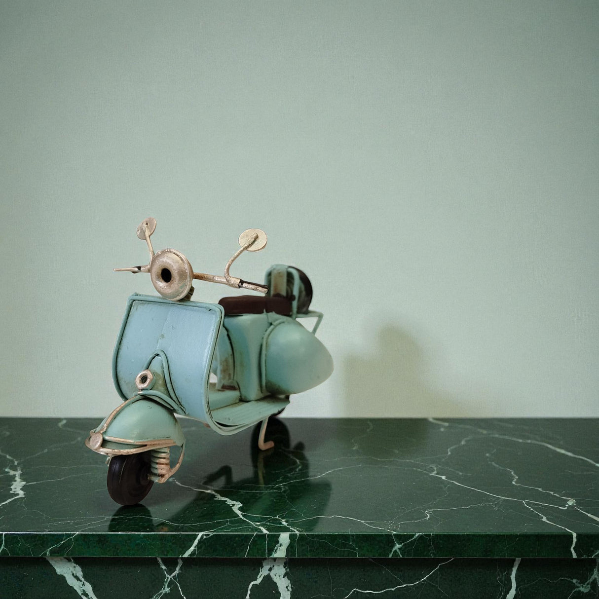 Retro Motorroller Dekoartikel aus Metall in blau