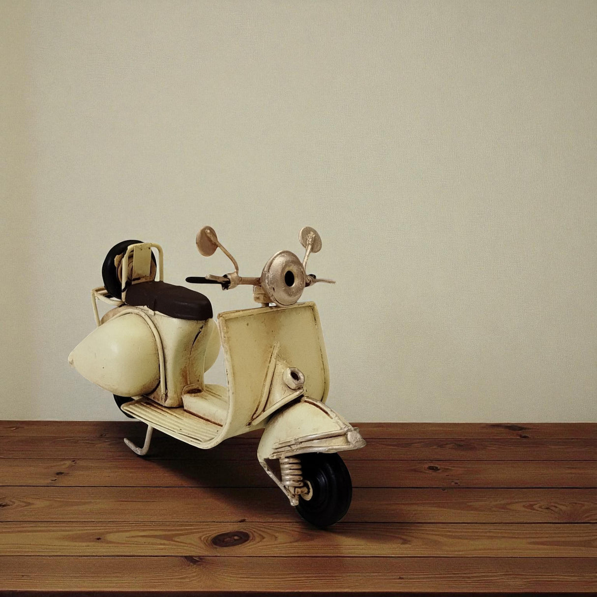 Retro Motorroller Dekoartikel aus Metall in weiß
