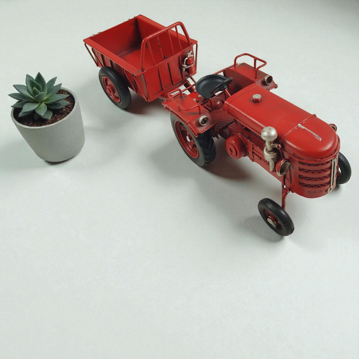 Traktor mit Anhänger Dekoartikel aus Metall in rot