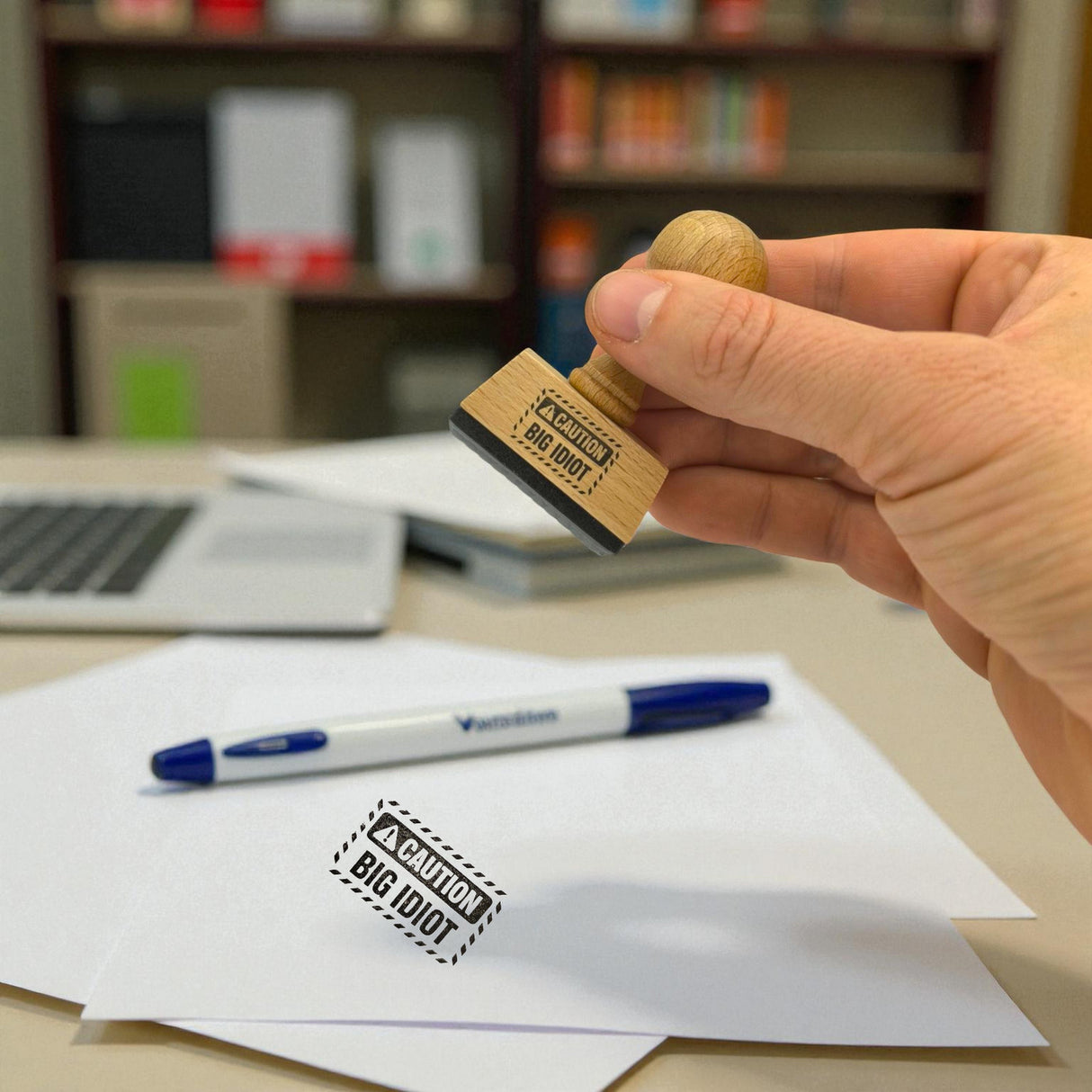 Caution! Big Idiot Holzstempel